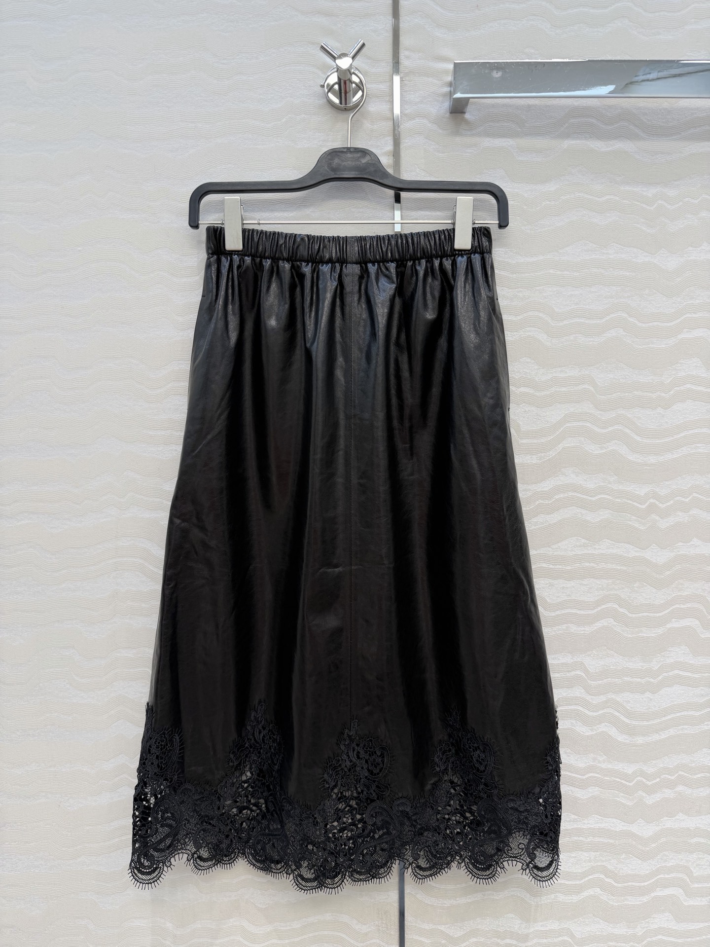 NO:775121,High-end original quality ES high-end smart wear!  Exclusively imported top quality lambskin elastic waist long skirt!  Positioned embroidery, water-soluble lace splicing design, imported vegetable-tanned genuine sheepskin, a high-end and fashionable item with an unflattering silhouette!  The goddess with both A and sassy temperament has a huge upper body and looks slim!  Three-dimensional tailoring is versatile and not picky. The original custom-made perfect workmanship quality depends on the details. One color 3 sizes. Size 38 waist 64, hip 92, skirt length 80., women's clothing, skirts, sheepskin,19860909高端原单品质ES高智感穿搭！独家进口顶级小羊皮松紧腰长半裙！定位刺绣水溶花边拼接设计,进口植鞣真皮绵羊皮,不挑人版型高级时髦气质单品！又A又飒气质女神上身巨显瘦！立体裁百搭不挑人.原版定制完美做工品质看细节.一色3码.38码腰围64,臀围92,裙长80.,女装,skirts,sheepskin,,Women's clothing