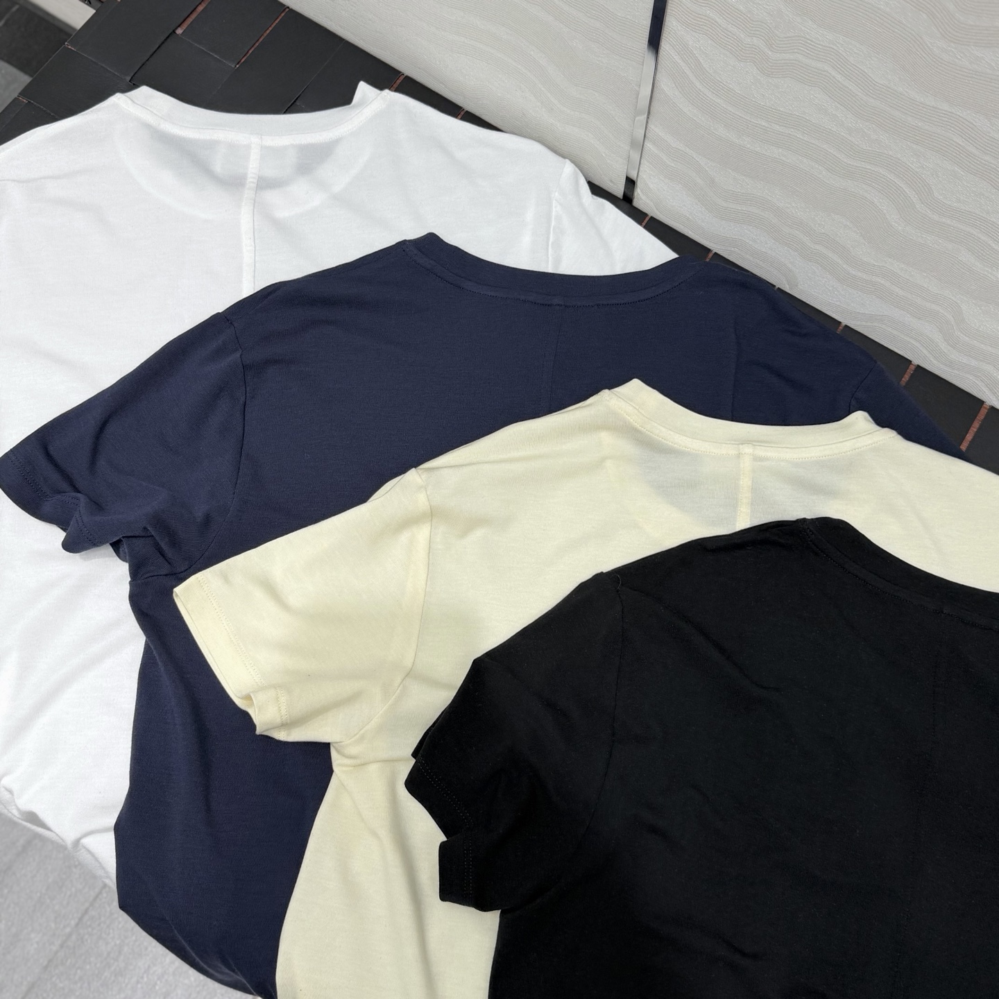 NO:775628,Original quality 26 early spring new products are recommended. Classic Row style wool short-sleeved T-shirt. One-piece back center seam design, fashionable and refined item. Imported high-end lyocell wool fabric has a great texture!  Original custom tailoring creates an Italian minimalist and high-end feel!  The classic H loose fit is not picky!  It is highly recommended to reserve money for your own use. 4 colors and 3 codes are available for grabs now!  S size shoulder width 41, bust 94, length 62., women's clothing, T-shirt, tees, t-shirt,19860909原单品质26早春新品爆单推荐.经典Row风羊毛短袖T恤.一片式后中缝设计,时髦精单品进口高端莱塞尔羊毛面料质感超赞！原版定制剪裁打造意式极简的高级感！经典H宽松版型不挑人！强烈推荐自留款.4色3码 现货开抢！S码肩宽41,胸围94,衣长62.,女装,T-shirt,tees，t-shirt,,Women's clothing