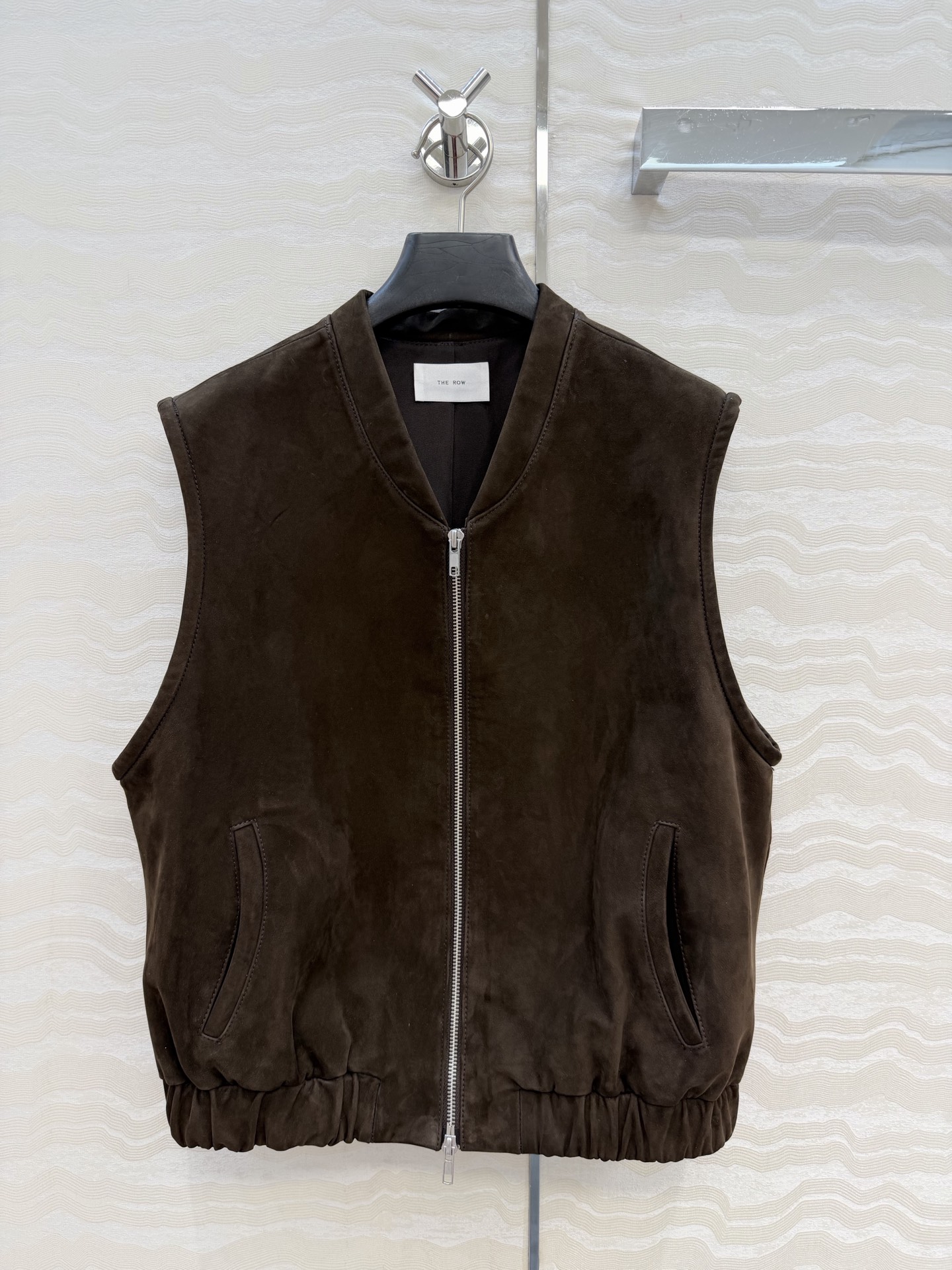 NO:777880,High-end original quality, Row-style Italian style, high-luxury and old-money style outfits!  The best item is the suede sheepskin jacket vest, imported suede calfskin, soft and waxy, flexible and delicate, with a great leather feel and a classic loose fit that makes you look slimmer!  The neatly cut upper body is casual and free, and the temperament is elegant and full of low-key luxury and high-end sense!  Casual, fashionable yet handsome, it is highly recommended to keep it for yourself!  Perfect workmanship quality depends on the details, one color S.M.L.XL. Four sizes. M size, bust 104, length 56., women's clothing, jackets & coats, cowhide, sheepskin, chamois leather,19860909高端原单品质,Row风意式高奢老钱风穿搭！最佳单品绒面羊皮夹克马甲,进口麂皮绒小牛皮 软糯柔韧细腻皮质感超赞,经典宽松版型显瘦绝绝子！利落剪裁上身随性洒脱,气质优雅洋溢的低调奢华的高级感！休闲时髦不失帅气强烈推荐自留款！完美做工品质看细节,一色S.M.L.XL.四个码.M码,胸围104,衣长56.,女装,jackets & coats,cowhide,sheepskin,chamois leather,,Women's clothing