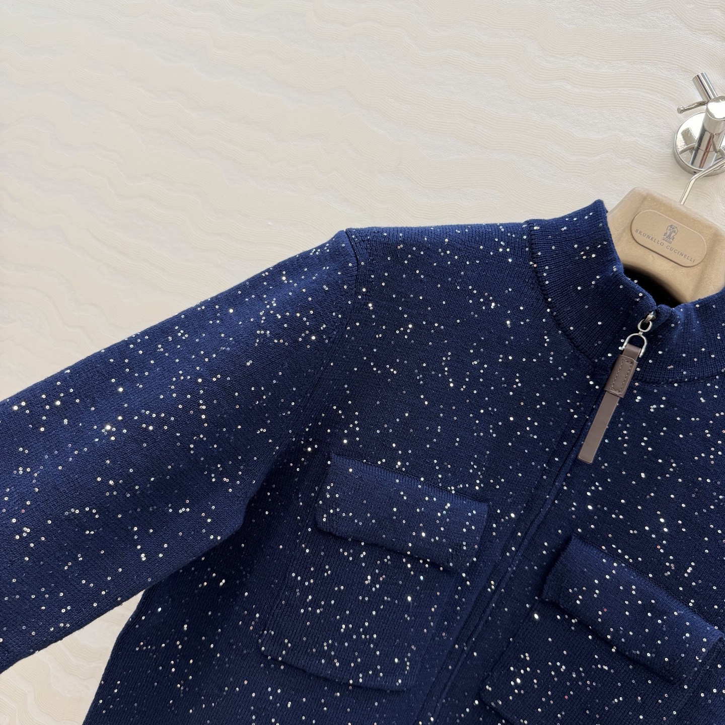 原单品质❤️行走的高定BC闪闪珠片针织外套！优雅惬意气质中高领双开拉链设计。进口纯棉亚麻珠片纱线双织工艺