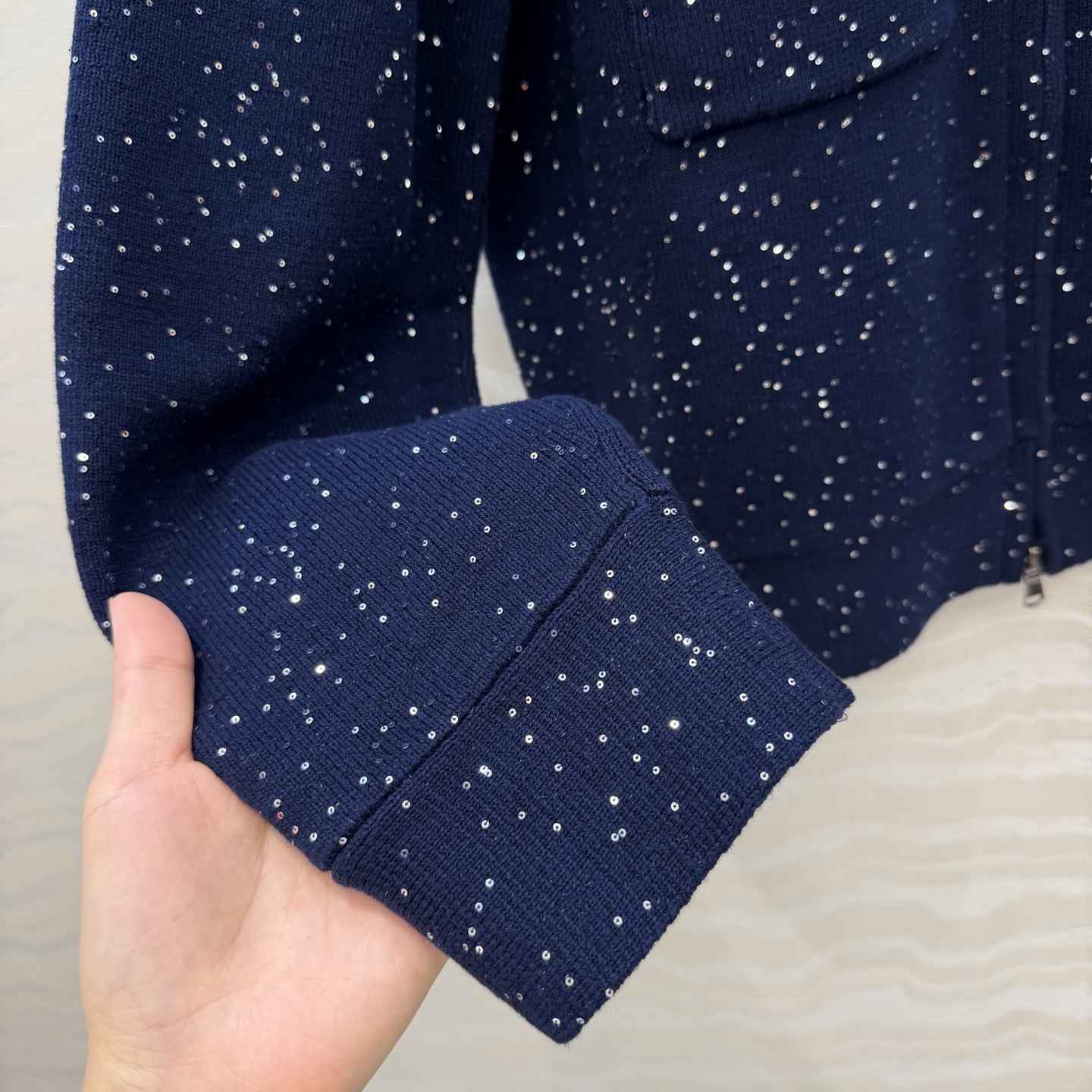 原单品质❤️行走的高定BC闪闪珠片针织外套！优雅惬意气质中高领双开拉链设计。进口纯棉亚麻珠片纱线双织工艺