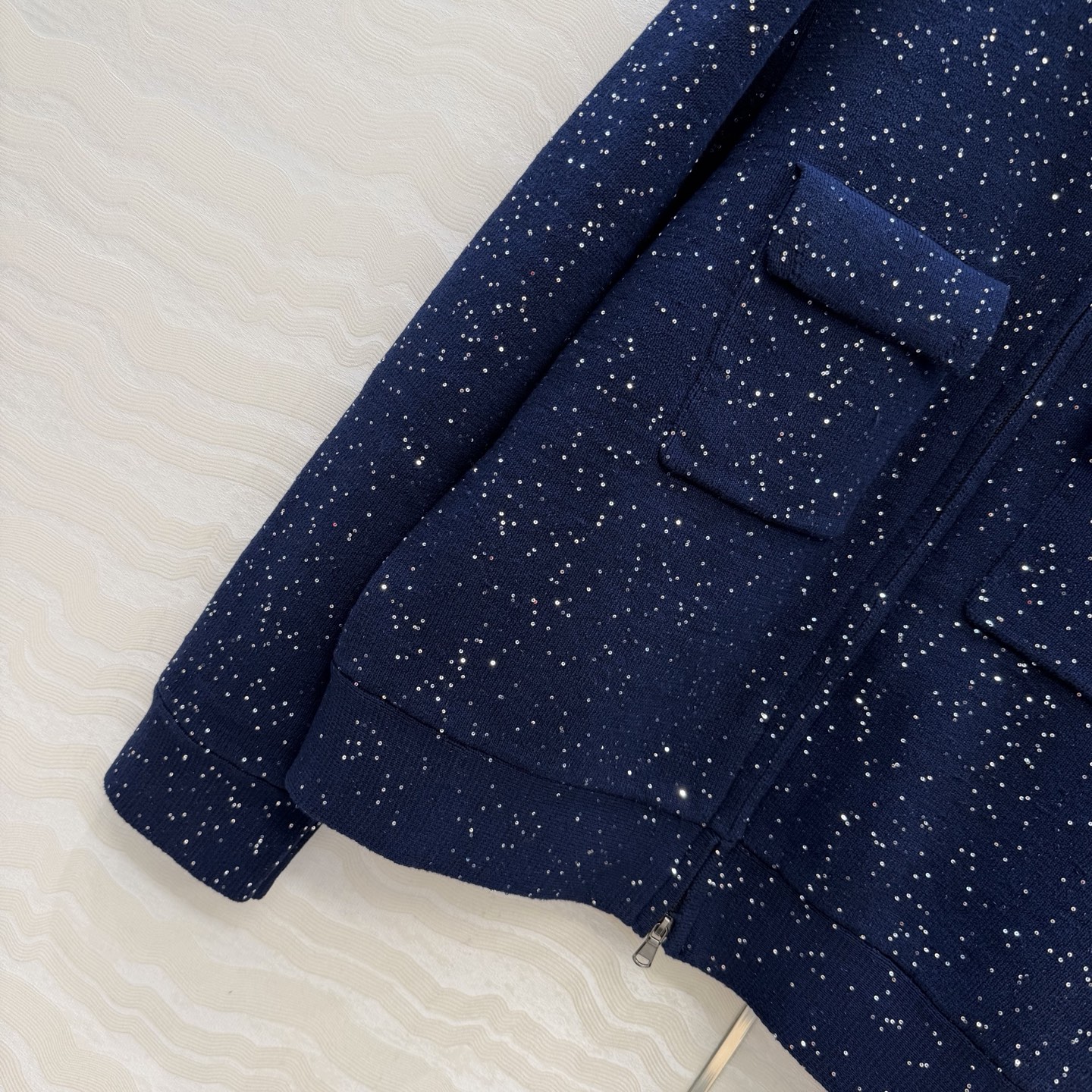 原单品质❤️行走的高定BC闪闪珠片针织外套！优雅惬意气质中高领双开拉链设计。进口纯棉亚麻珠片纱线双织工艺