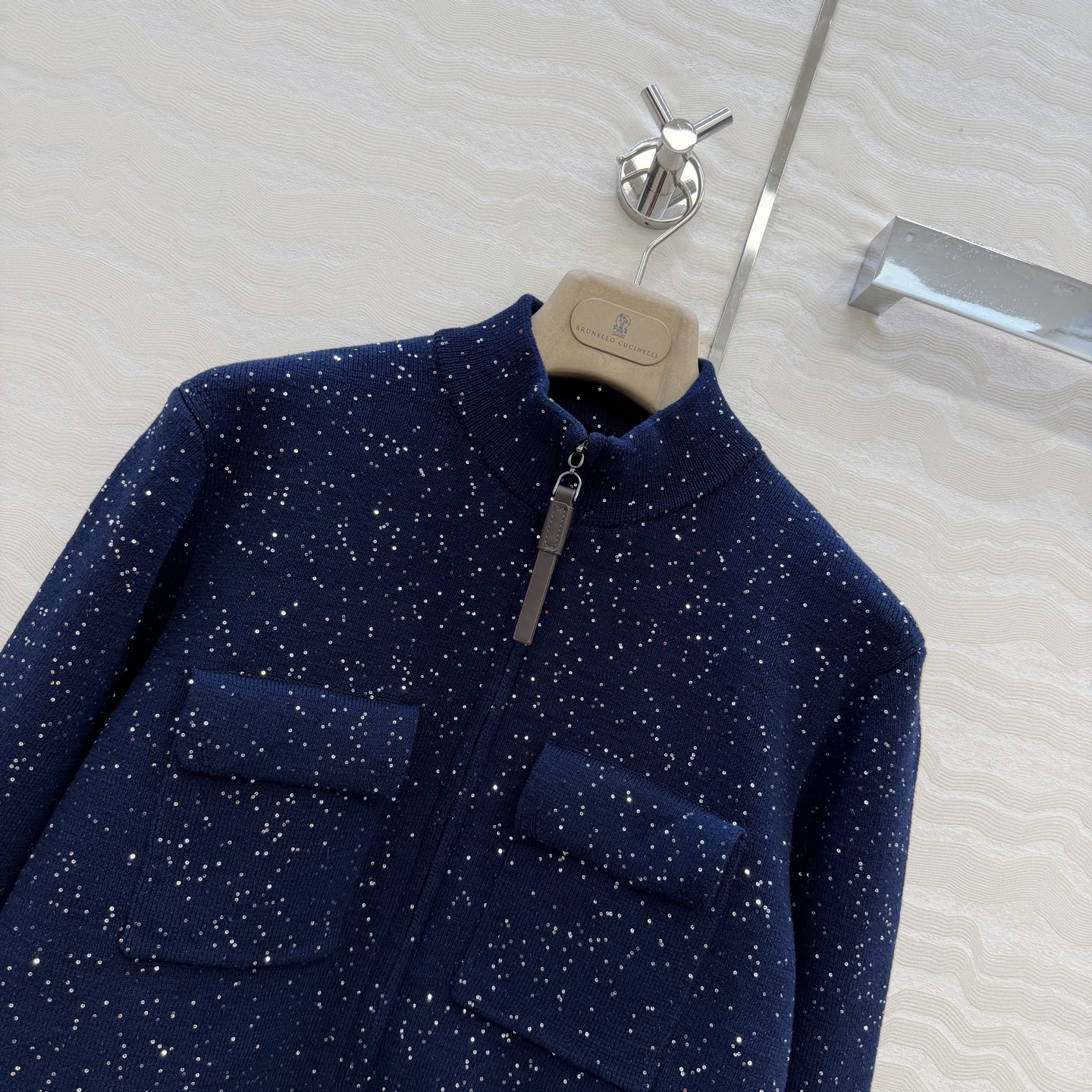 原单品质❤️行走的高定BC闪闪珠片针织外套！优雅惬意气质中高领双开拉链设计。进口纯棉亚麻珠片纱线双织工艺