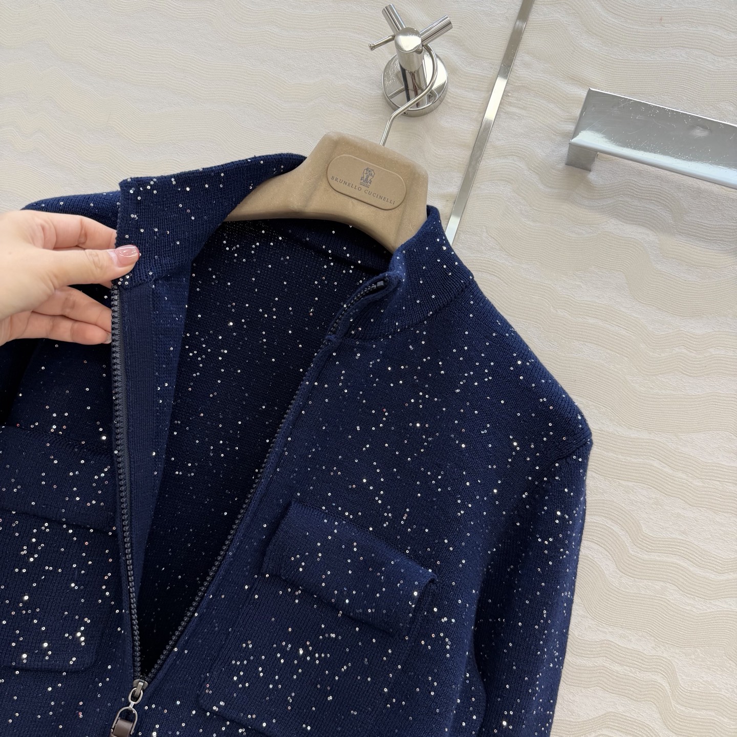原单品质❤️行走的高定BC闪闪珠片针织外套！优雅惬意气质中高领双开拉链设计。进口纯棉亚麻珠片纱线双织工艺
