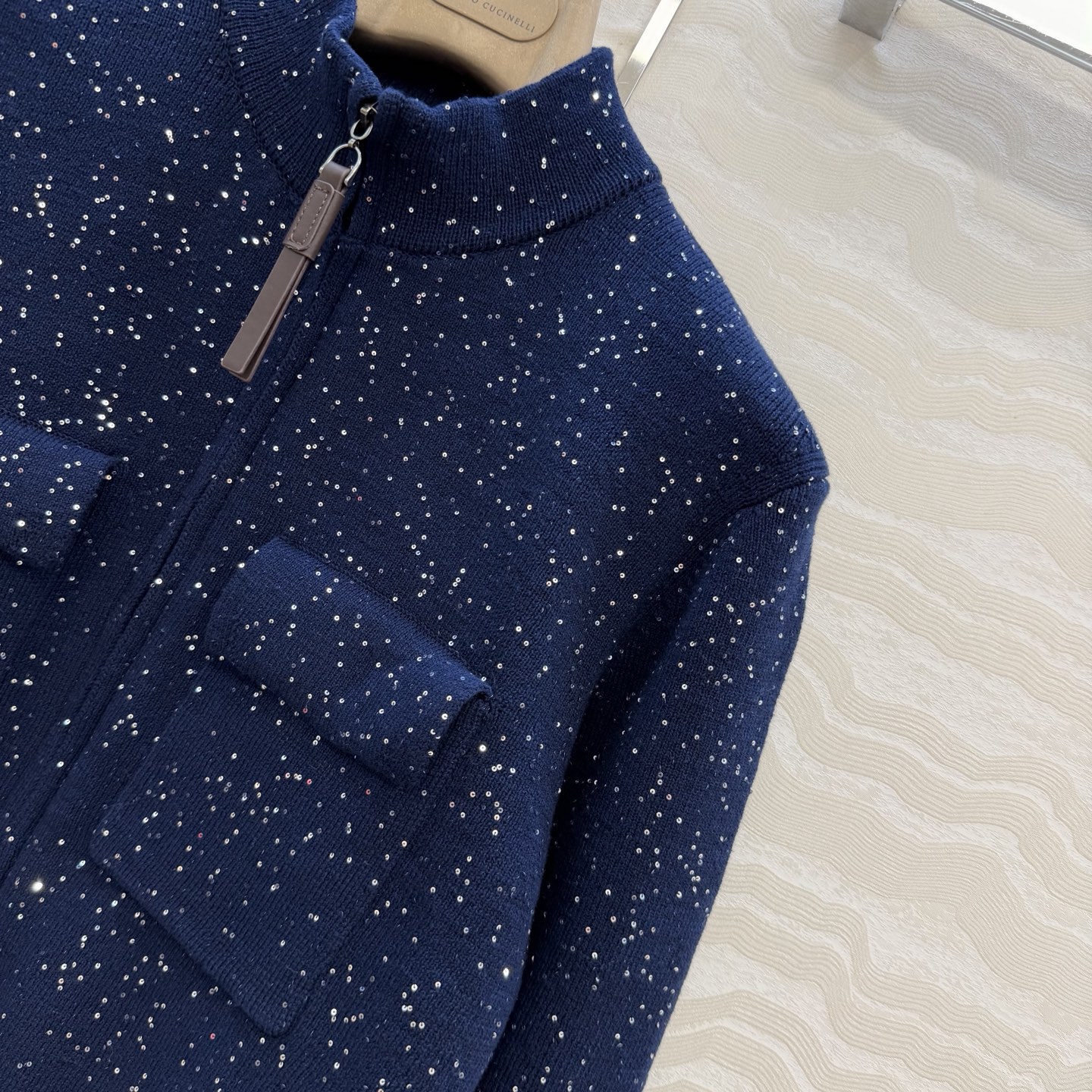 原单品质❤️行走的高定BC闪闪珠片针织外套！优雅惬意气质中高领双开拉链设计。进口纯棉亚麻珠片纱线双织工艺