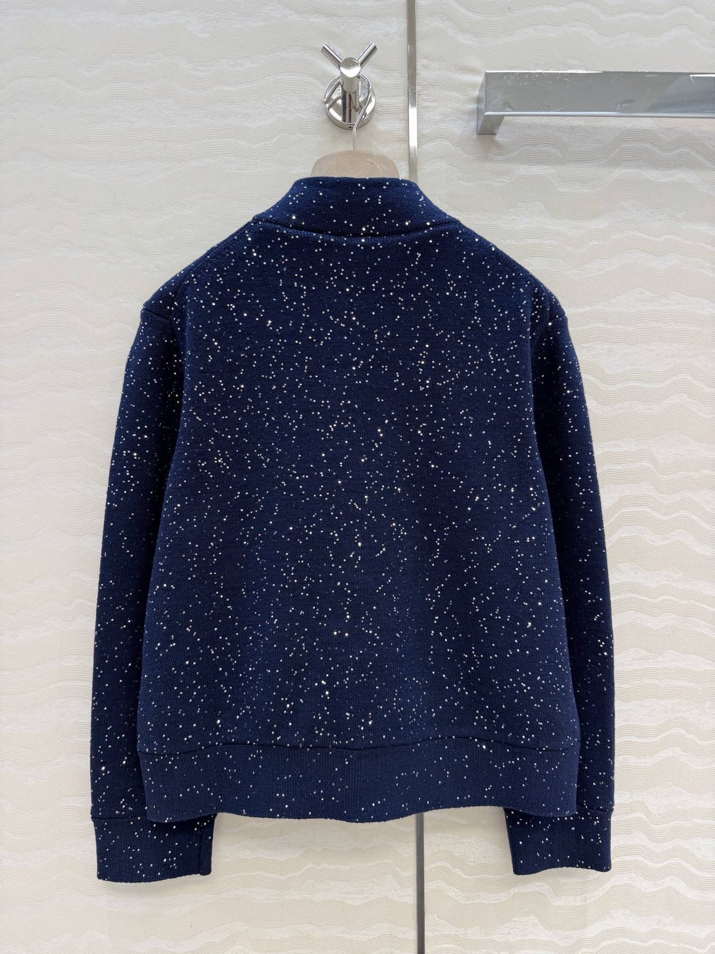 原单品质❤️行走的高定BC闪闪珠片针织外套！优雅惬意气质中高领双开拉链设计。进口纯棉亚麻珠片纱线双织工艺