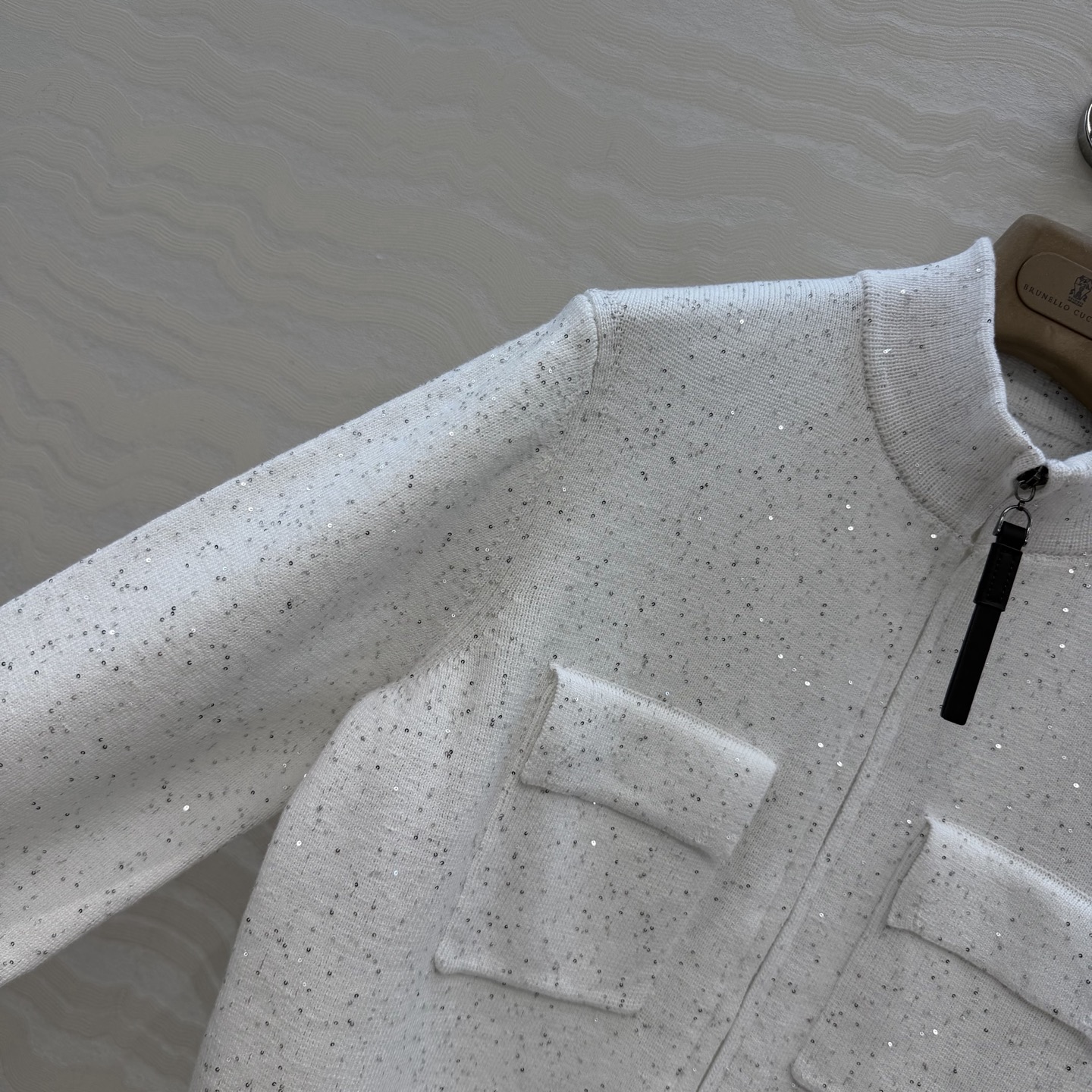 原单品质❤️行走的高定BC闪闪珠片针织外套！优雅惬意气质中高领双开拉链设计。进口纯棉亚麻纱线双织工艺重工