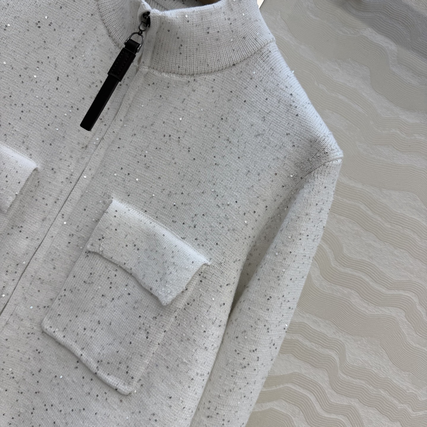 原单品质❤️行走的高定BC闪闪珠片针织外套！优雅惬意气质中高领双开拉链设计。进口纯棉亚麻纱线双织工艺重工