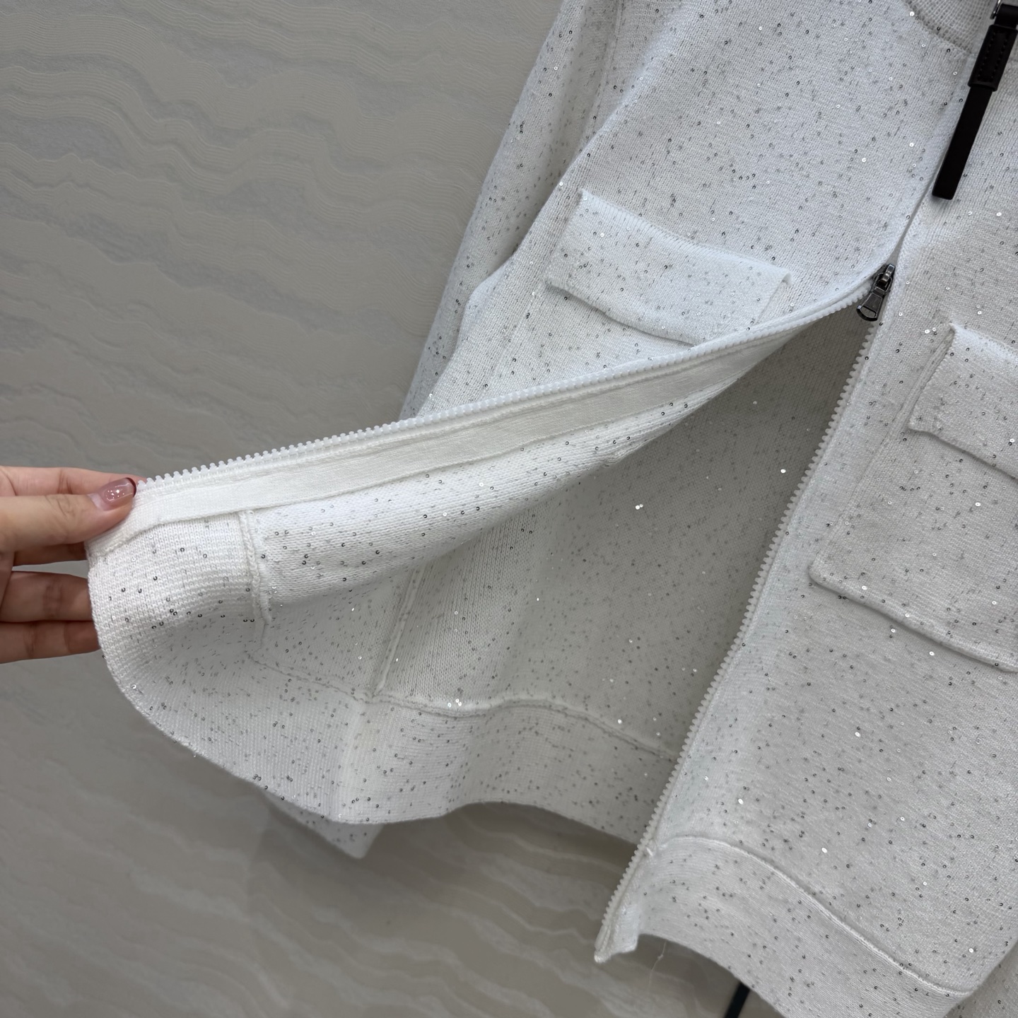 原单品质❤️行走的高定BC闪闪珠片针织外套！优雅惬意气质中高领双开拉链设计。进口纯棉亚麻纱线双织工艺重工