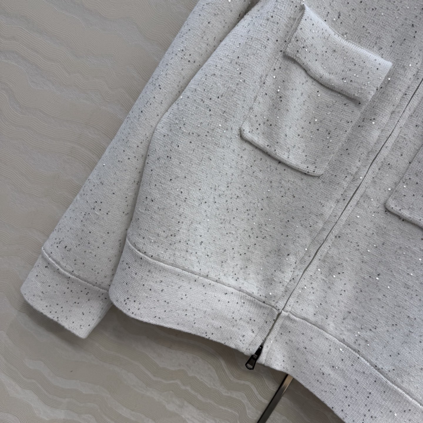 原单品质❤️行走的高定BC闪闪珠片针织外套！优雅惬意气质中高领双开拉链设计。进口纯棉亚麻纱线双织工艺重工