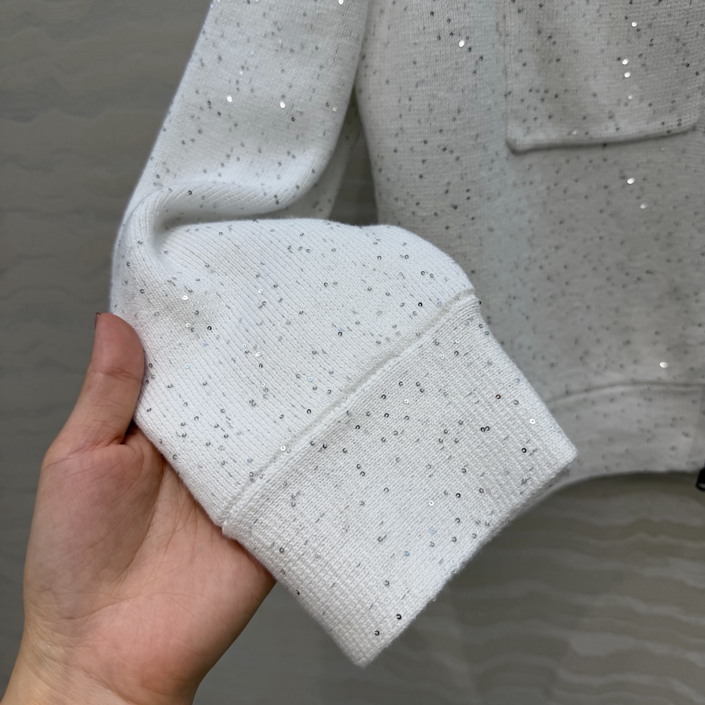 原单品质❤️行走的高定BC闪闪珠片针织外套！优雅惬意气质中高领双开拉链设计。进口纯棉亚麻纱线双织工艺重工