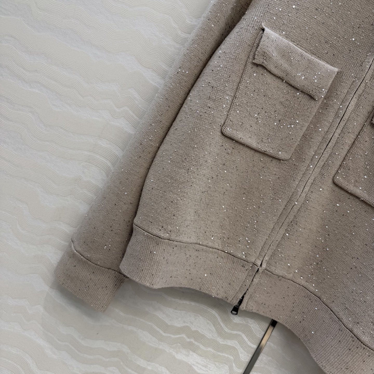 原单品质❤️行走的高定BC闪闪珠片针织外套！优雅惬意气质中高领双开拉链设计。进口纯棉亚麻纱线双织工艺重工