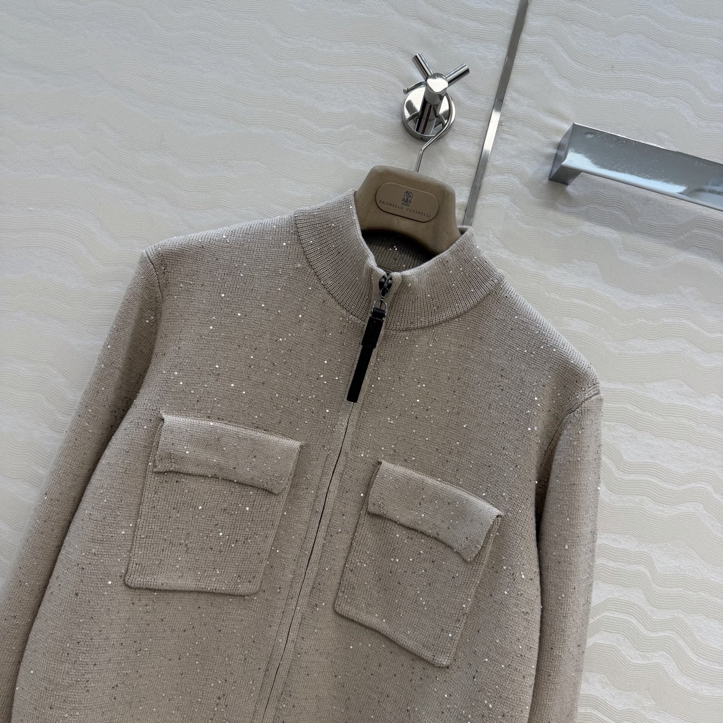 原单品质❤️行走的高定BC闪闪珠片针织外套！优雅惬意气质中高领双开拉链设计。进口纯棉亚麻纱线双织工艺重工