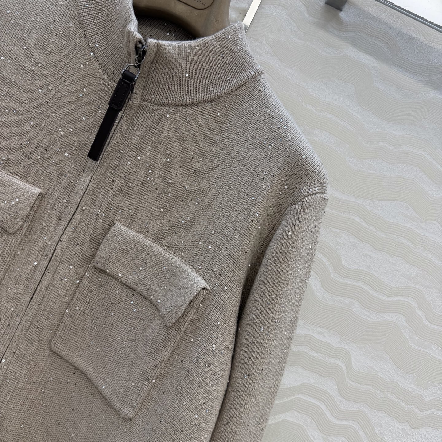 原单品质❤️行走的高定BC闪闪珠片针织外套！优雅惬意气质中高领双开拉链设计。进口纯棉亚麻纱线双织工艺重工