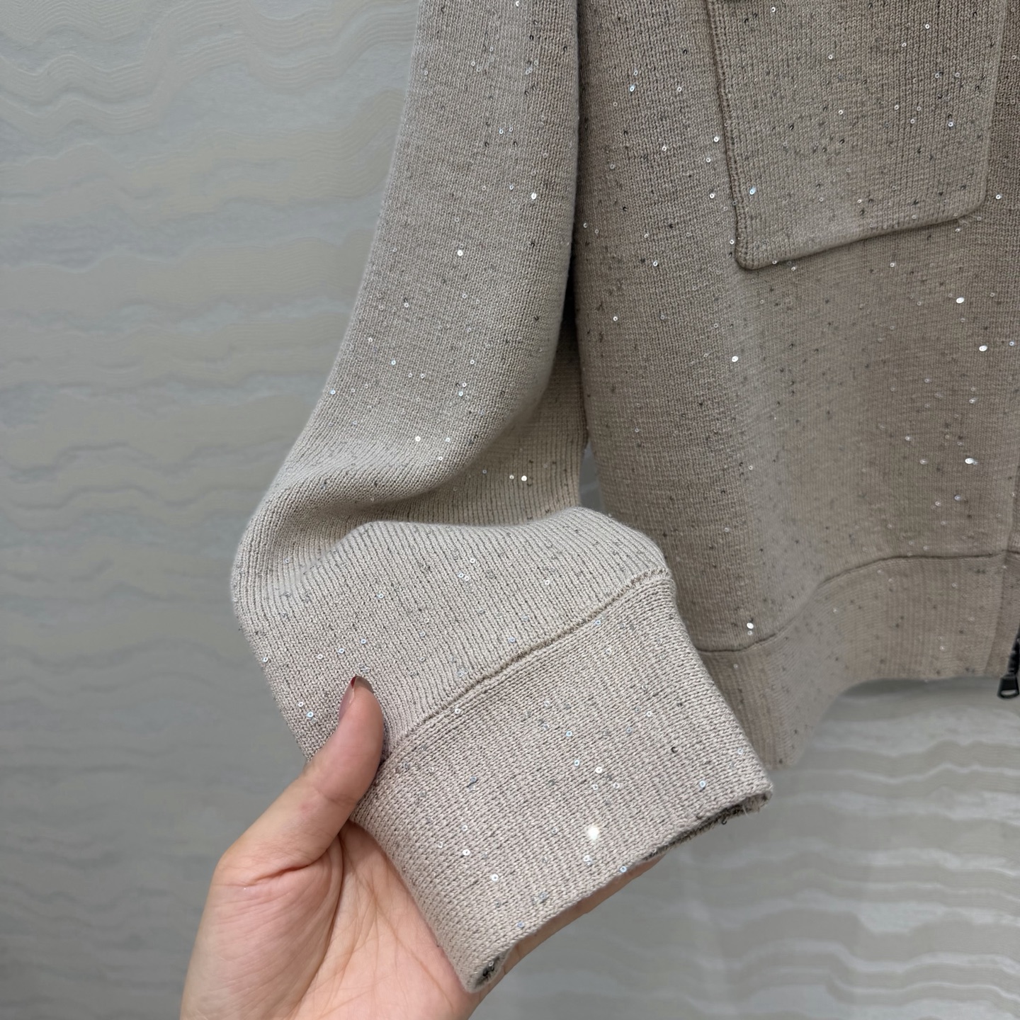 原单品质❤️行走的高定BC闪闪珠片针织外套！优雅惬意气质中高领双开拉链设计。进口纯棉亚麻纱线双织工艺重工