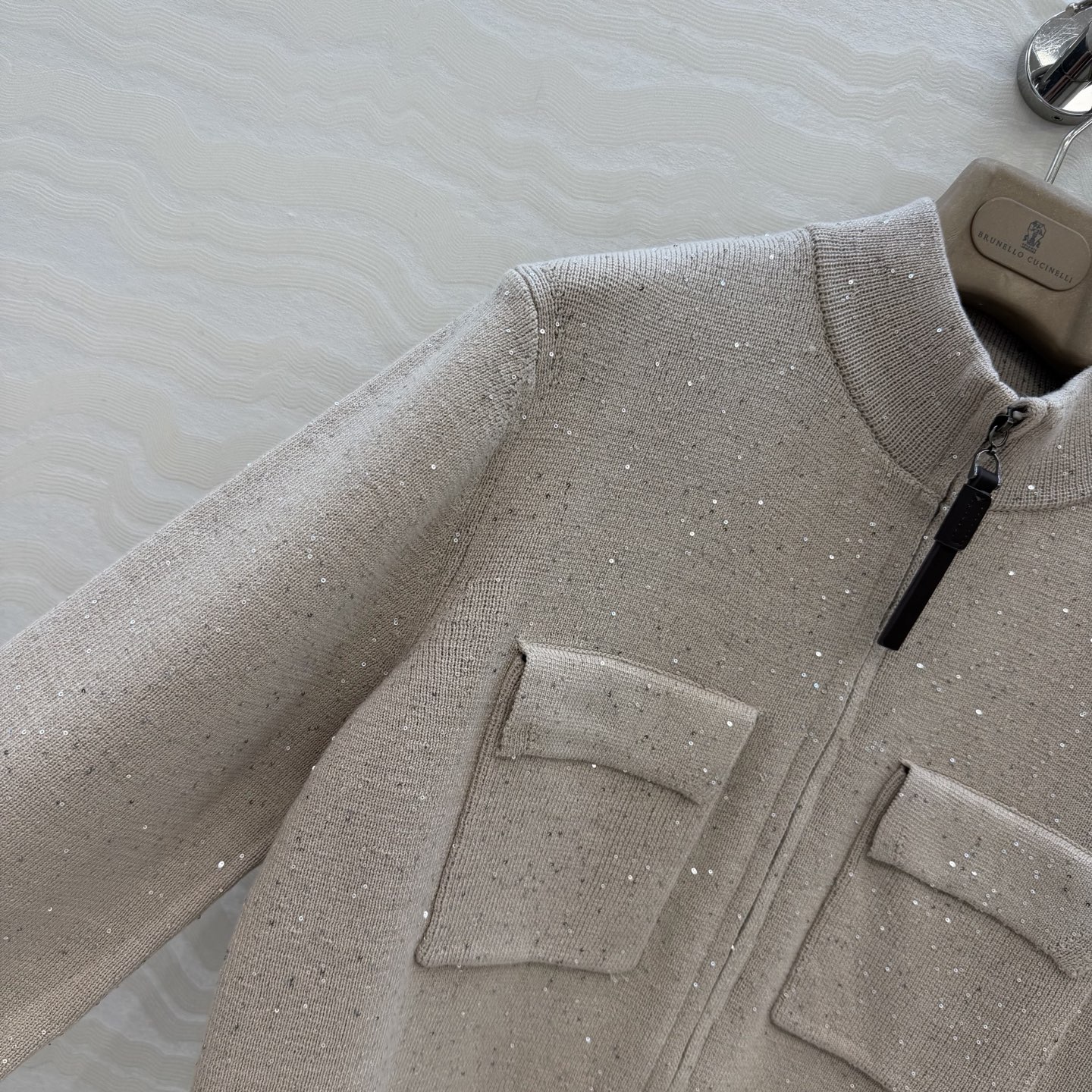 原单品质❤️行走的高定BC闪闪珠片针织外套！优雅惬意气质中高领双开拉链设计。进口纯棉亚麻纱线双织工艺重工