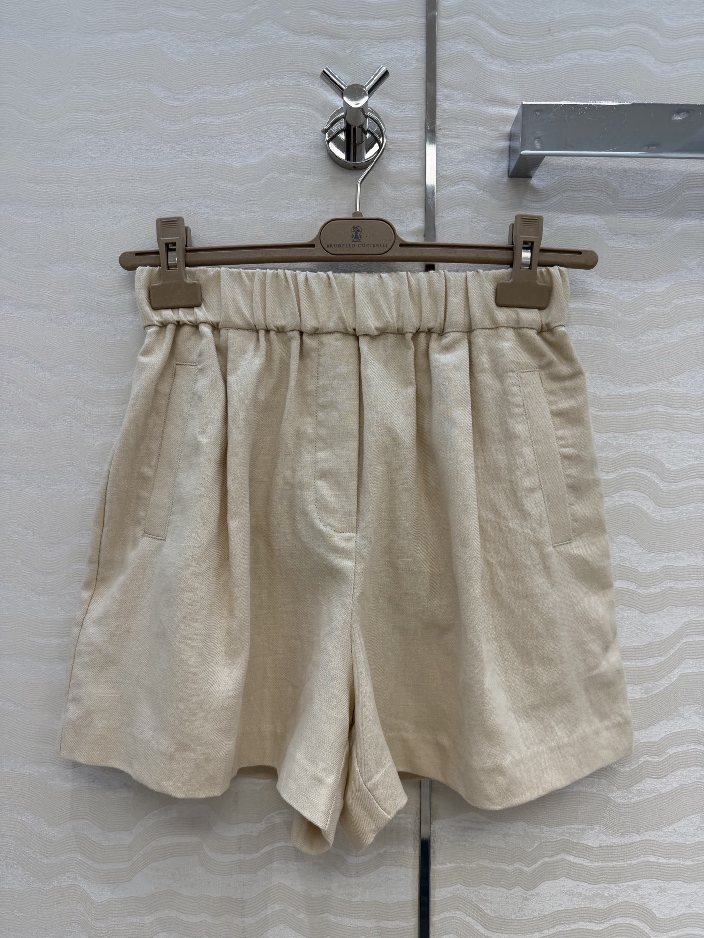 NO:775316,High-end original quality 26 early spring new product, BC long-term linen suit, dropped shoulder design jacket shirt jacket with elastic waist shorts, adjustable hem design to easily interpret lazy and casual high-end items. Customized wood-tone metal buckle decoration is full of high-end. Minimalist outfit Tiancai!  Highly recommended as a versatile item to keep for yourself!  Elegant and casual tone. Imported linen fabric has a great texture!  Perfect workmanship quality depends on the details, 3 colors and 3 sizes. M size bust 130, length 62, elastic waist 58, hip 100, pants length 38., women's clothing, shorts, jackets & coats, jackets & coats, shirts,19860909高端原单品质26早春新品,BC长期亚麻套装,落肩设计夹克衬衫外套搭配松紧腰小短裤,下摆可调节设计轻松演绎慵懒随性的高级单品.定制木调金属扣装饰高级感满满.极简主义穿搭天菜！强烈推荐自留百搭单品！优雅随性的调调.进口亚麻面料质感超赞！完美做工品质看细节,3色3码.M码胸围130,衣长62,松紧腰围58,臀围100,裤长38.,女装,shorts,jackets & coats,jackets & coats,shirts,,Women's clothing