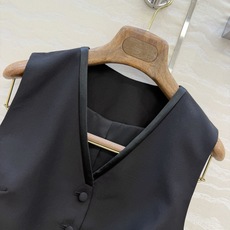 独家首发!高端原单品质❤️LP极简高智感穿搭!潇洒帅气的高级丝毛马甲套装!醋酸真丝领包边拼接设计。定制进 独家首发!高端原单品质❤️LP极简高智感穿搭!潇洒帅气的高级丝毛马甲套装!醋酸真丝领包边拼接设计。定制进