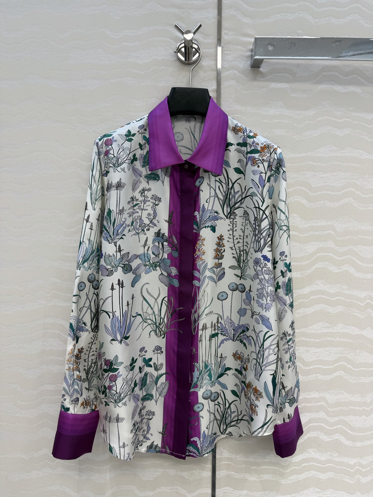 NO:755306,High-end original quality 26 spring and summer G Monet garden flower printed silk long-sleeved shirt and silk shirt!  Silk twill, elegant floating tie, classic style, slimming the upper body!  Elegant, fashionable and high-end tone!  A must-have artifact for Bai Fumei!  The positioning pattern is versatile and easy to match. It is highly recommended to keep it for yourself!  The quality of workmanship depends on the details. One color 36.38.40.42. Four sizes. Size 36: shoulder width 37, bust 96, length 66., Gucci-clothing, gucci, shirts, real silk,19860909高端原单品质26春夏G莫奈花园花印花丝质长袖衬衫真丝衬衫！真丝斜纹绸,气质飘带领结经典版型上身巨显瘦！优雅时髦又高级的调调！白富美必备神器！定位花裁版型百搭不挑人.强烈推荐自留款！做工品质看细节.一色36.38.40.42.四码.36码:肩宽37,胸围96,衣长66.,古驰-服装,gucci,shirts,real silk,,Women's clothing