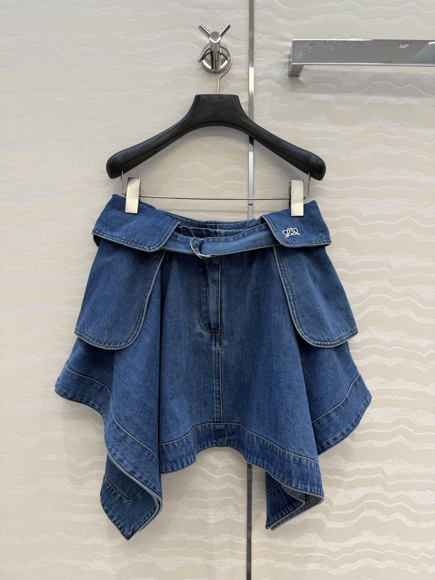 NO:755324,Highly recommended original order quality!  Lw's smart and fashionable outfit!  Irregularly designed denim skirt with unique personality. Retro denim with enzyme washing process. Lace-up bud pocket patch design and vertical cut. Versatile, practical and stylish!  Casual and handsome commuting essentials, imported pure cotton denim washed fabric is very wide and comfortable, perfect workmanship quality depends on the details, three sizes in one color, waist size S size 68, skirt length 38., Loewe-clothing, loewe, skirts,19860909爆单推荐原单品质！Lw高智感时髦精穿搭！个性不规则设计牛仔半裙.酵素洗水工艺复古牛仔.系带花苞口袋搭片设计立裁版型百搭实穿又有设计感！休闲帅气通勤必备品,进口纯棉牛仔洗水面料挺阔舒适,完美做工品质看细节,一色三码,S码腰围68,裙长38.,罗意威-服装,loewe,skirts,,Women's clothing