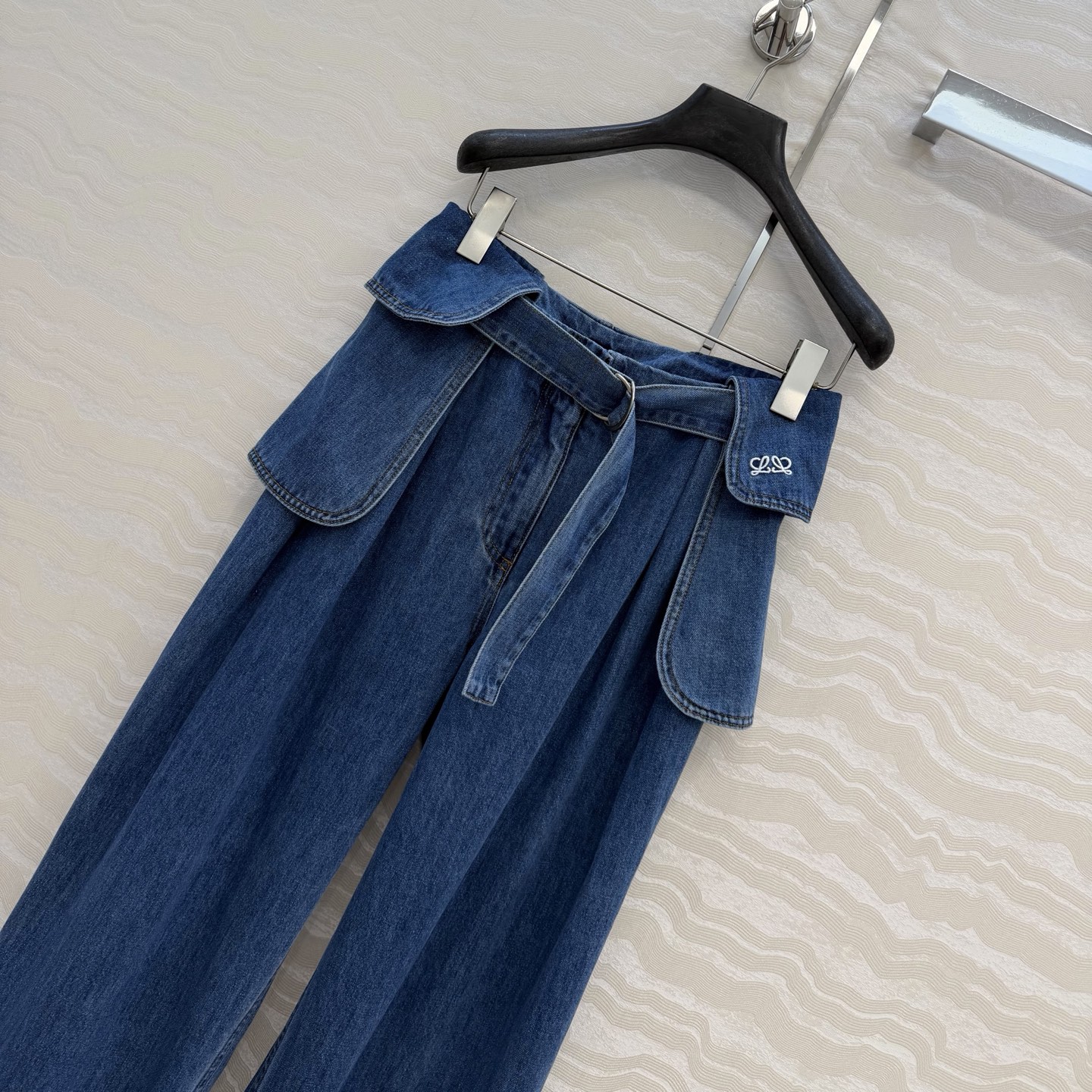 NO:755293,Highly recommended original order quality!  Lw's smart and fashionable outfit!  Same style as Duling Chen!  Individually designed workwear vertebral wide-leg jeans. Retro denim with enzyme washing process. Lace-up bud pocket patch design and vertical cut. Versatile, practical and yet stylish!  Casual and handsome commuting essentials, imported pure cotton denim washed fabric is very wide and comfortable, perfect workmanship quality depends on the details, one color and three sizes, S size waist 68, hip 122, trouser length 100., Loewe-clothing, loewe, jeans,19860909爆单推荐原单品质！Lw高智感时髦精穿搭！陈都灵同款！个性设计工装椎型阔腿牛仔裤.酵素洗水工艺复古牛仔.系带花苞口袋搭片设计立裁版型百搭实穿又有设计感！休闲帅气通勤必备品,进口纯棉牛仔洗水面料挺阔舒适,完美做工品质看细节,一色三码,S码腰围68,臀围122,裤长100.,罗意威-服装,loewe,jeans,,Women's clothing