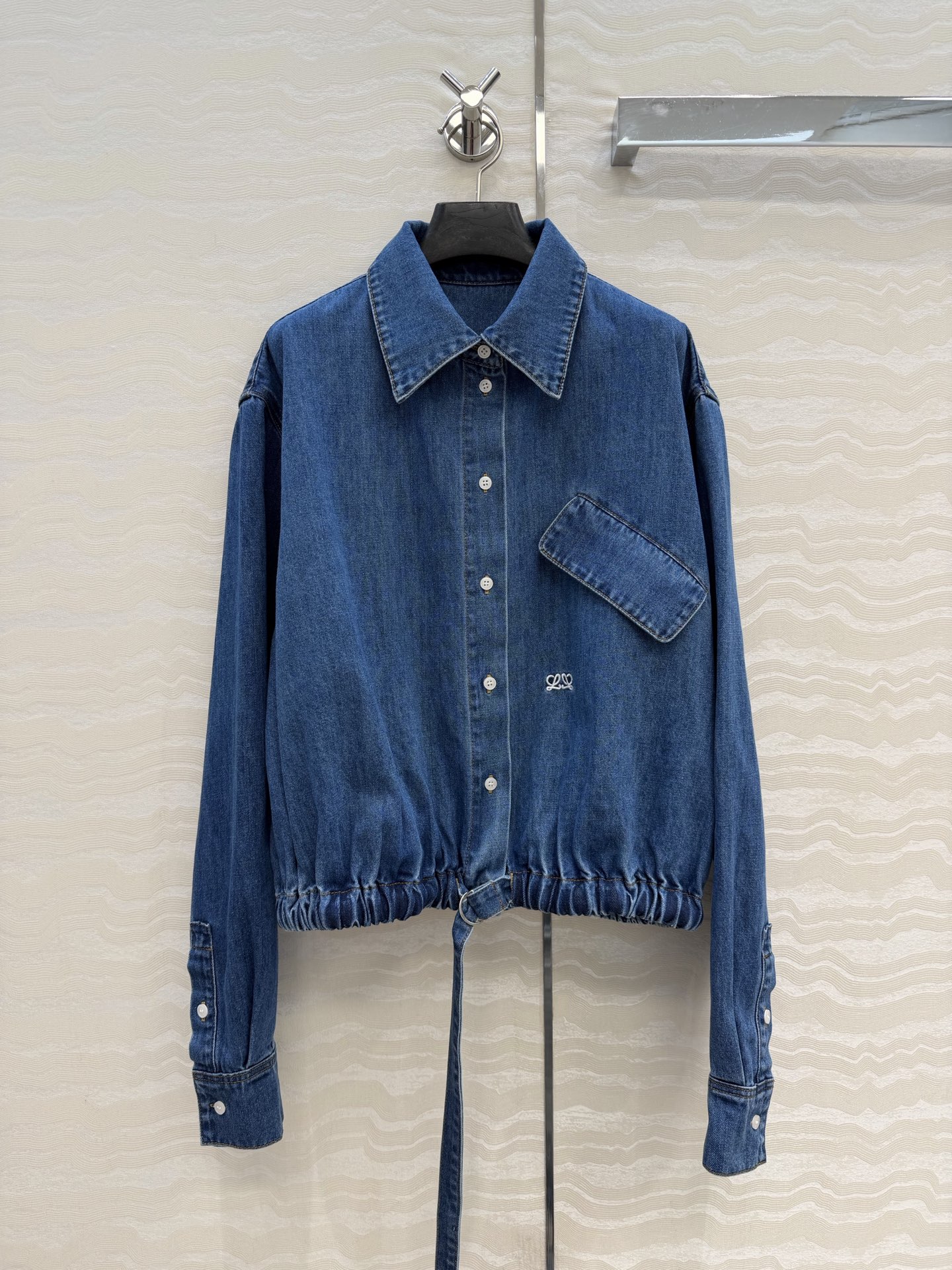 NO:755297,Highly recommended original order quality!  Lw's smart and fashionable outfit!  Designer denim shirt collar jacket!  Modern and fashionable gathered hem lace-up design!  Retro denim with enzyme washing process. Imported pure cotton washed denim fabric has a great texture!  The classic loose fit is versatile and fashionable!  The upper body is super slim!  Highly recommended single product, customized hardware accessories, 3 sizes in one color, ready for grabs, big orders coming over!  S size bust 130, length 55., Loewe-clothing,loewe,jackets & coats,jackets & coats,shirts,19860909爆单推荐原单品质！Lw高智感时髦精穿搭！设计感牛仔衬衫领夹克外套！摩登时髦收褶下摆系带设计！酵素洗水工艺复古牛仔.进口纯棉洗水牛仔面料质感超赞！经典宽松版型不挑人百搭又时髦！上身超显瘦！强烈推荐单品,定制五金配件 一色3码,现货开抢 大单子甩过来！S码胸围130,衣长55.,罗意威-服装,loewe,jackets & coats,jackets & coats,shirts,,Women's clothing