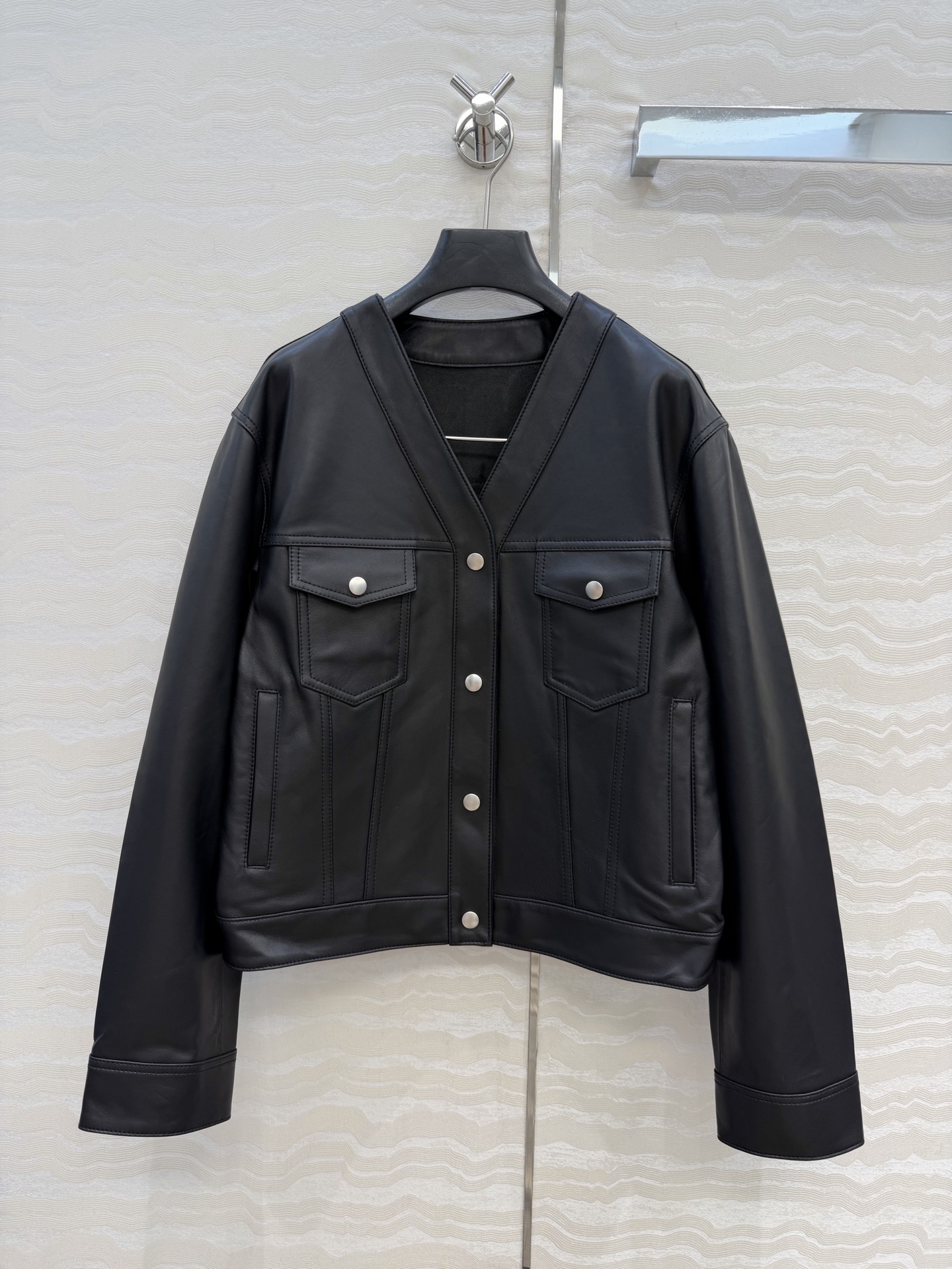 NO:755315,Exclusive first quality control must-have!  LW wears minimalist style with closed fleece craft lambskin jacket!  The light and delicate leather is awesome!  Look for our quality version!  Imported lambskin!  The classic V-neck H version is not flattering on the upper body and is super slimming!  The natural texture of imported leather is delicate and wide. Come to those who know the stuff!  The sense of luxury is casual and atmospheric!  Perfect quality depends on the details. One color S.M.L. Three sizes. Size 38: shoulder width 42, bust 102, length 55., Loewe-clothing, loewe, jackets & coats, jackets & coats, sheepskin,19860909独家首发品质控必入！LW极简主义穿搭闭绒工艺小羊皮夹克外套！轻盈细腻皮质超赞！认准我家品质版型！进口小羊皮！经典V领H版型不挑人上身超显瘦！进口皮质自然纹理细腻挺阔.懂货的来！高级感随性又大气！完美品质看细节.一色S.M.L.三个码.38码: 肩宽42,胸围102,衣长55.,罗意威-服装,loewe,jackets & coats,jackets & coats,sheepskin,,Women's clothing