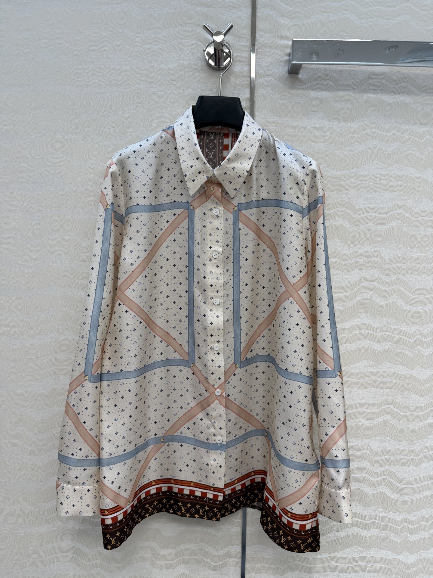 NO:755351,Original quality lou fairy-looking 26 spring and summer new series MONOGRAM positioning printed silk shirt!  Silk twill, elegant small lapels, loose fit upper body design, perfect for reducing age!  Classic, fashionable and high-end!  A must-have artifact for Bai Fumei!  The floral pattern is versatile and easy to match. It is highly recommended to keep it for yourself!  The quality of workmanship depends on the details. One color 36.38.40.42. Four sizes. 36 size: shoulder width 38, bust 98, length 70., Louis Vuitton-clothing, louis vuitton, shirts, real silk,19860909原单品质lou神仙颜值26春夏新品系列MONOGRAM定位印花真丝衬衫！真丝斜纹绸,气质小翻领宽松版型设计上身减龄绝绝子！经典时髦又高级！白富美必备神器！定位花立体裁版型百搭不挑人.强烈推荐自留款！做工品质看细节.一色36.38.40.42.四码.36码: 肩宽38,胸围98,衣长70.,路易威登-服装,louis vuitton,shirts,real silk,,Women's clothing