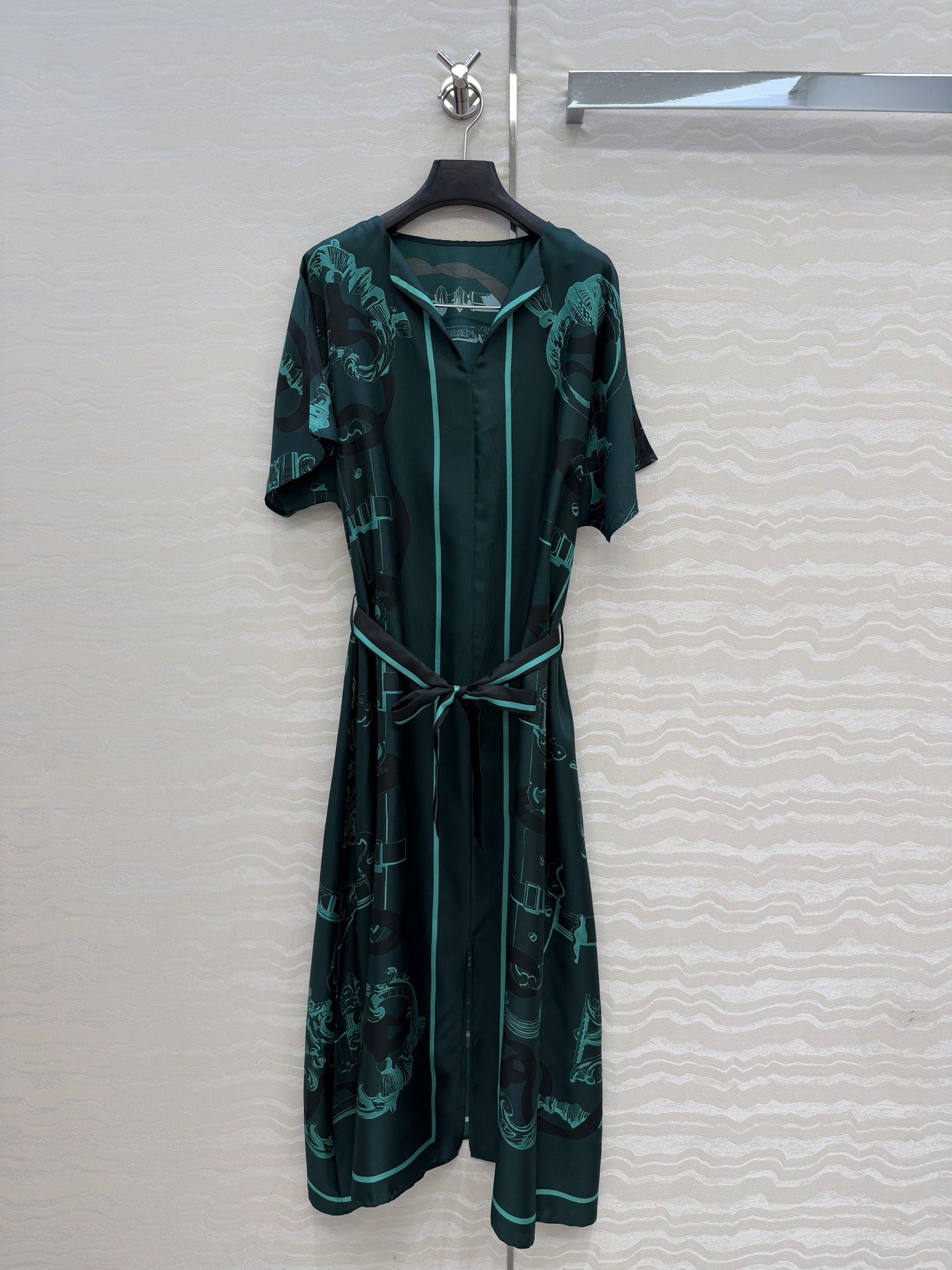 NO:755345,High-end original quality H series 26s new product for early spring!  Kaftan slit dress!  Ex-Libris a Main Levee printed twill silk dress. A must-have and versatile piece for white and beautiful women!  Full positioning printing, elegant V-neck and loose fit design concept, simple and elegant. Wear a belt casually to make your upper body look slimmer. Look at the details for perfect workmanship!  4 sizes of one color are available for grabs now. Be quick to get it [wit] S size dropped shoulders, bust 109, skirt length 128., Hermès-clothing, hermes, skirts, real silk,19860909高端原单品质H系26s早春新品！卡夫坦开叉连衣裙！Ex-Libris a Main Levee印花印花斜纹绸真丝连衣裙.白富美必备百搭单品！全定位印花,气质V领宽松版型设计理念简约大气.随性系上腰带上身超显瘦,完美做工品质看细节！一色4码 现货开抢.下手要快哈[机智] S码落肩,胸围109,裙长128.,爱马仕-服装,hermes,skirts,real silk,,Women's clothing