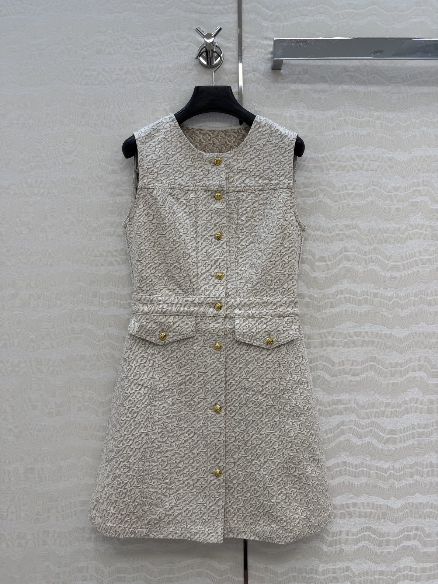 NO:780039,Highly recommended, original quality, 26 spring and summer new product Romantique series, MONOGRAM jacquard logo denim vest dress!  Fashionable and high-end denim jacquard fabric, classic waist A-line design, versatile and effortless, making the upper body look slimmer!  Highly recommended casual style items. Customized leather tags with hardware accessories. One color S-L sizes. S size bust 84, waist 70, hip 94, skirt length 82., Louis Vuitton-clothing, louis vuitton, skirts,19860909爆单推荐原单品质,26春夏新品Romantique系列,MONOGRAM提花logo牛仔背心连衣裙！时髦又高级丹宁提花面料,经典收腰A字版型设计百搭不挑人上身巨显瘦！强烈推荐休闲气质单品.定制五金配件皮牌.一色S-L码.S码胸围84,腰围70,臀围94,裙长82.,路易威登-服装,louis vuitton,skirts,,Women's clothing