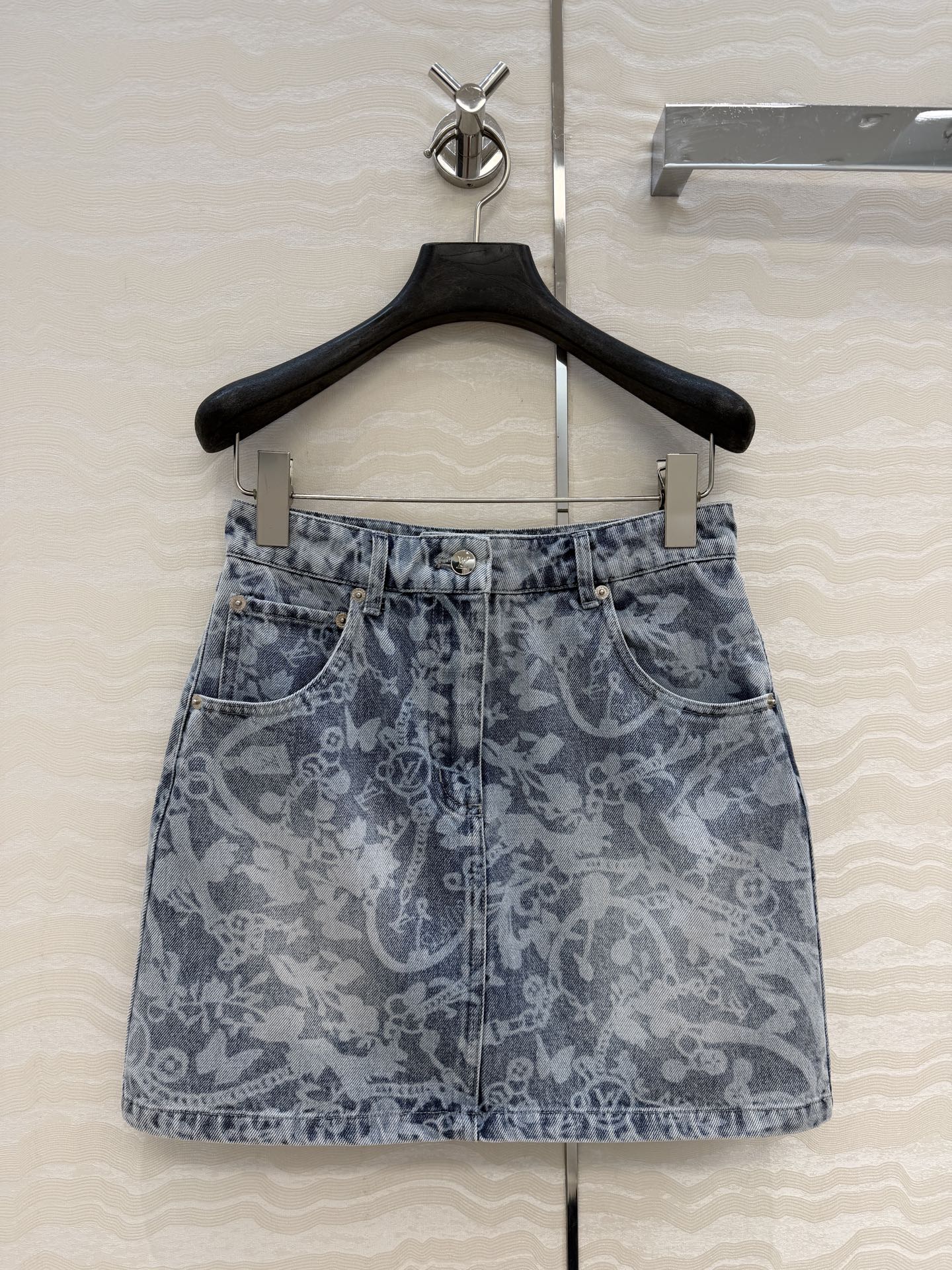 NO:780021,Popular recommendation, L26s new spring and summer Nautical series, retro denim MONOGRAM laser chain flower denim skirt!  Classic, fashionable and high-end!  Original customized denim denim fabric, classic shape design, versatile and not flattering, making the upper body look slimmer!  Highly recommended casual style items. Customized leather brand hardware accessories. One color S-L sizes. S size waist 66, hip 90, skirt length 40., Louis Vuitton-clothing, louis vuitton, skirts,19860909爆单推荐,L26s春夏新品Nautical系列,复古丹宁MONOGRAM激光链条花牛仔半裙！经典时髦又高级！原版定制丹宁牛仔面料,经典版形设计百搭不挑人上身巨显瘦！强烈推荐休闲气质单品.定制皮牌五金配件.一色S-L码.S码腰围66,臀围90,裙长40.,路易威登-服装,louis vuitton,skirts,,Women's clothing