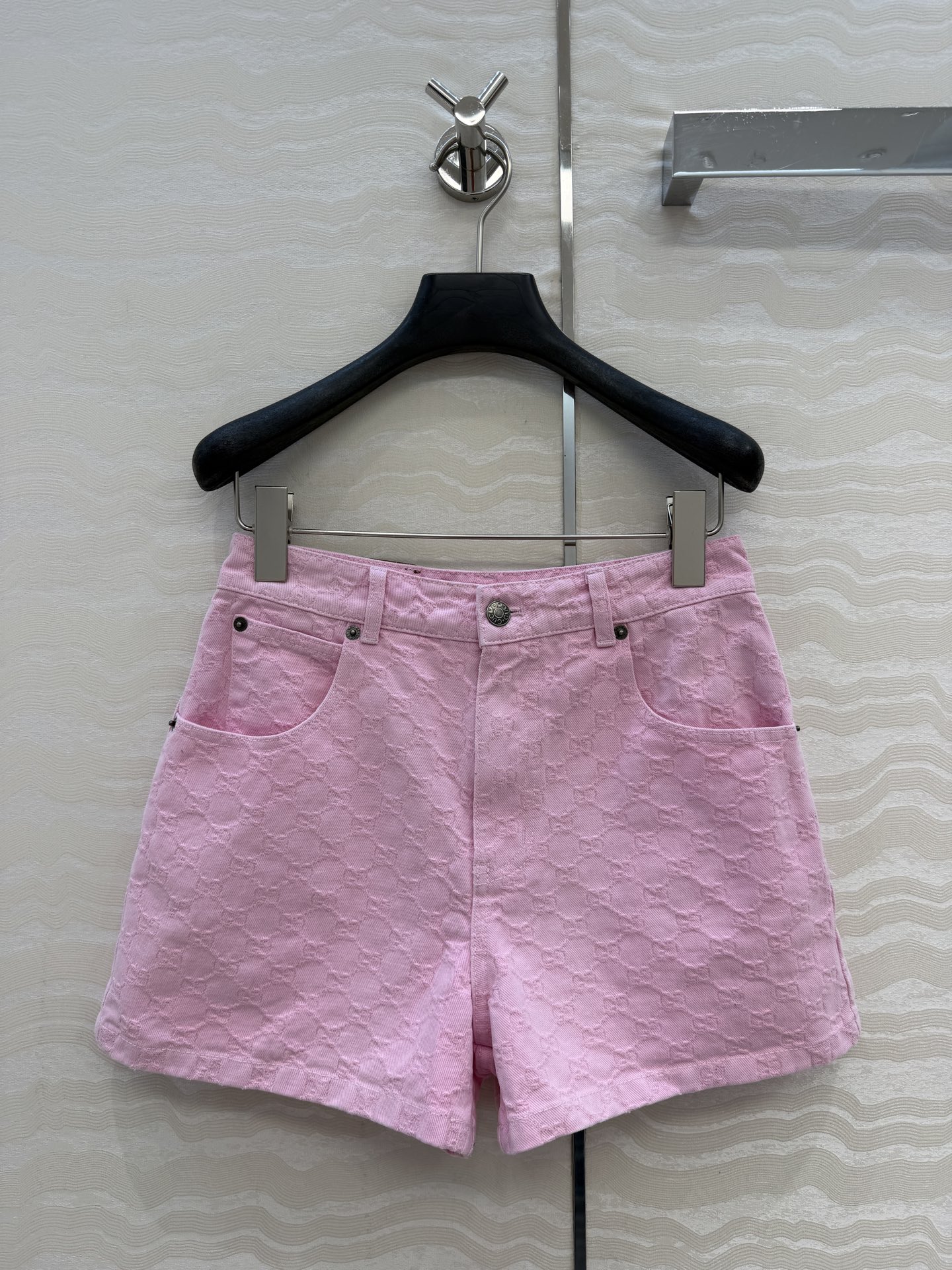 NO:780012,The original high-quality and highly recommended, pink and summer fashionable GG letter jacquard denim shorts!  Retro modern style high street fashion!  The classic model with long legs is not picky and versatile, and the girl has an age-reducing temperament!  Customized jacquard fabric, workmanship quality depends on the details. One color size S-L!  Spot grab!  Size S waist 66, hips 90, pants length 30., Gucci-clothing, gucci, shorts,19860909原单品质爆单推荐,粉嫩夏日时髦GG字母提花丹宁牛仔短裤！复古摩登气质高街时髦！妈生大长腿经典版型不挑人百搭少女减龄气质！定制提花面料,做工品质看细节.一色S-L码！现货开抢！s码腰围66,臀围90,裤长30.,古驰-服装,gucci,shorts,,Women's clothing