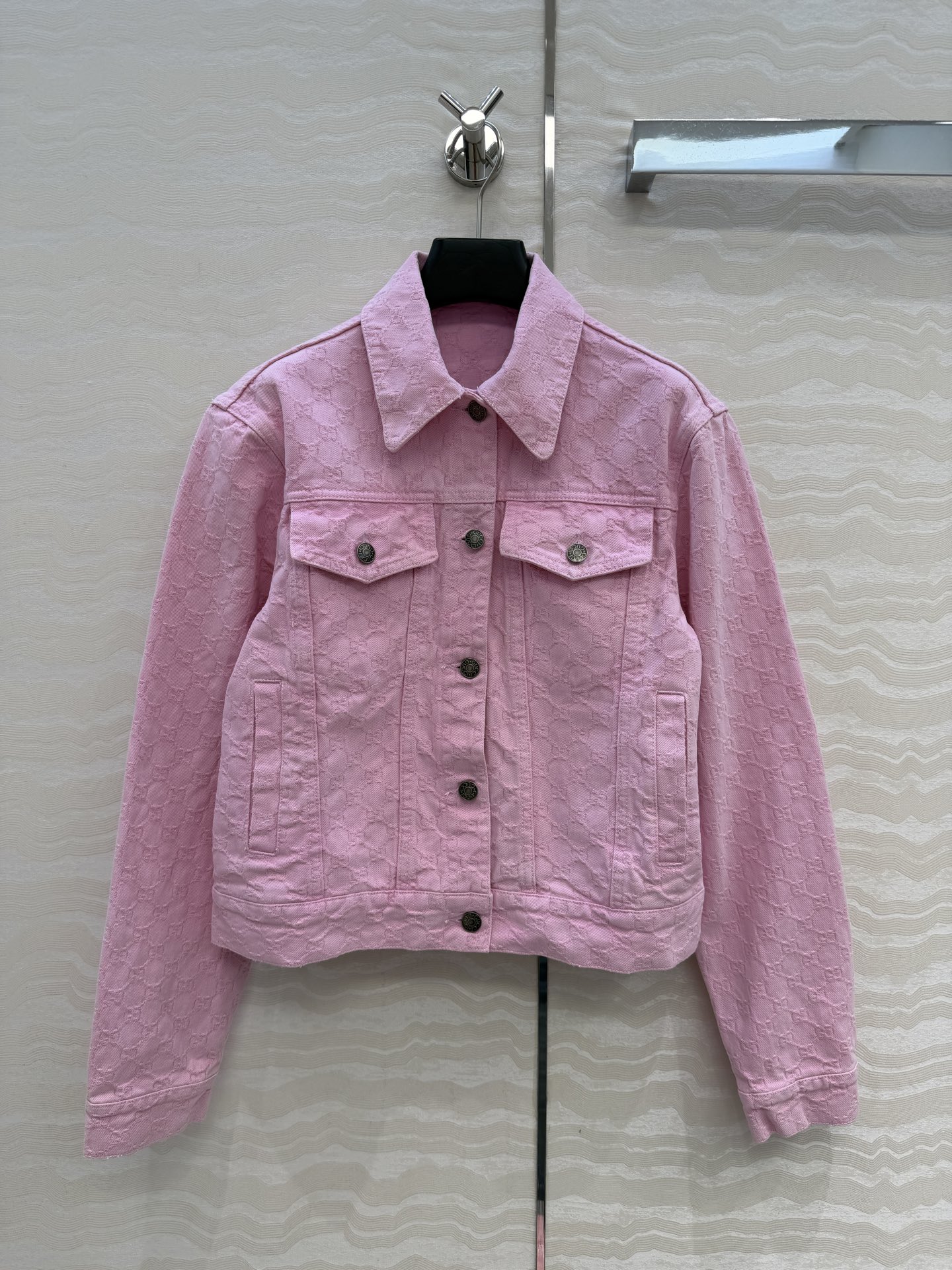 NO:780009,Recommended original high quality, pink summer fashionable GG letter jacquard denim denim jacket!  Super layered round-neck jacket with retro, modern and high-street fashion!  The classic version is not picky and versatile, giving girls an age-reducing temperament!  Customized jacquard fabric, workmanship quality depends on the details. One color size S-L!  Spot grab!  Size S shoulder width 44, bust 98, length 52., Gucci-clothing,gucci,jackets & coats,jackets & coats,19860909原单品质爆单推荐,粉嫩夏日时髦GG字母提花丹宁牛仔夹克外套！超级叠搭气质圆领夹克外套复古摩登气质高街时髦！经典版型不挑人百搭少女减龄气质！定制提花面料,做工品质看细节.一色S-L码！现货开抢！s码肩宽44,胸围98,衣长52.,古驰-服装,gucci,jackets & coats,jackets & coats,,Women's clothing