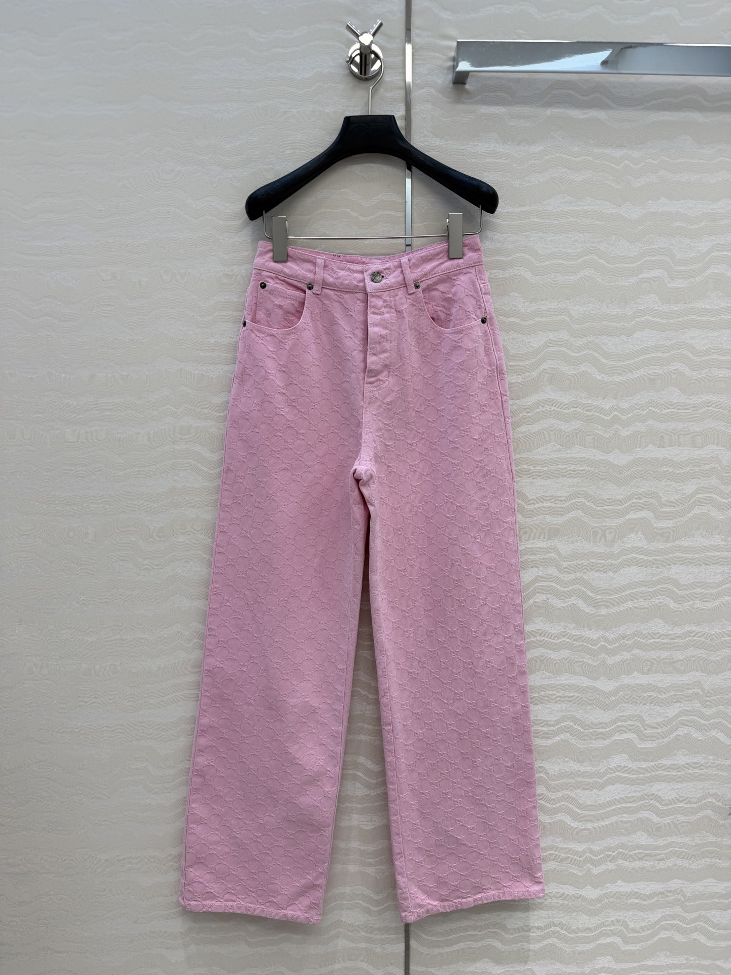 NO:780003,The original high-quality and highly recommended, pink and summer fashionable GG letter jacquard denim jeans!  Retro modern style high street fashion!  Classic straight-leg trousers for moms with long legs. The classic version is easy to match and is versatile for girls to reduce their age!  Customized jacquard fabric, workmanship quality depends on the details. One color size S-L!  Spot grab!  S size waist 66, hip 92, pants length 104., Gucci-clothing, gucci, jeans,19860909原单品质爆单推荐,粉嫩夏日时髦GG字母提花丹宁牛仔裤！复古摩登气质高街时髦！经典直筒裤型妈生大长腿经典版型不挑人百搭少女减龄气质！定制提花面料,做工品质看细节.一色S-L码！现货开抢！s码腰围66,臀围92,裤长104.,古驰-服装,gucci,jeans,,Women's clothing