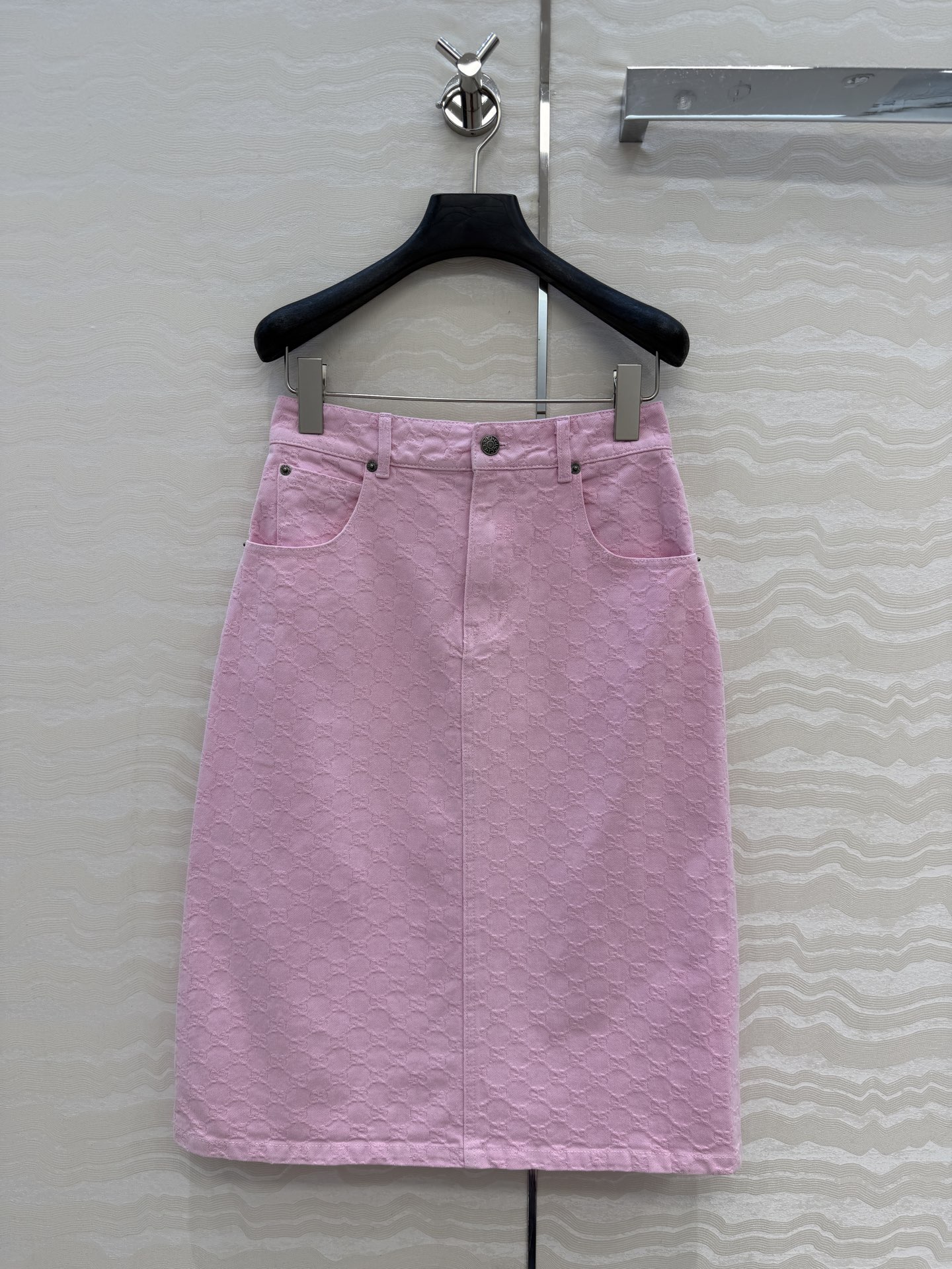 NO:780006,Recommended original item with high quality, pink summer fashionable GG letter jacquard denim denim skirt!  Retro modern style high street fashion!  The classic high-waisted version has long legs for moms. The classic version is easy to match and is versatile for girls to reduce their age!  Customized jacquard fabric, workmanship quality depends on the details. One color size S-L!  Available now. Size S waist size 66, hip size 92, skirt length 65., Gucci-clothing, gucci, skirts,19860909原单品质爆单推荐,粉嫩夏日时髦GG字母提花丹宁牛仔半裙！复古摩登气质高街时髦！经典高腰版型妈生大长腿经典版型不挑人百搭少女减龄气质！定制提花面料,做工品质看细节.一色S-L码！现货开抢.s码腰围66,臀围92,裙长65.,古驰-服装,gucci,skirts,,Women's clothing