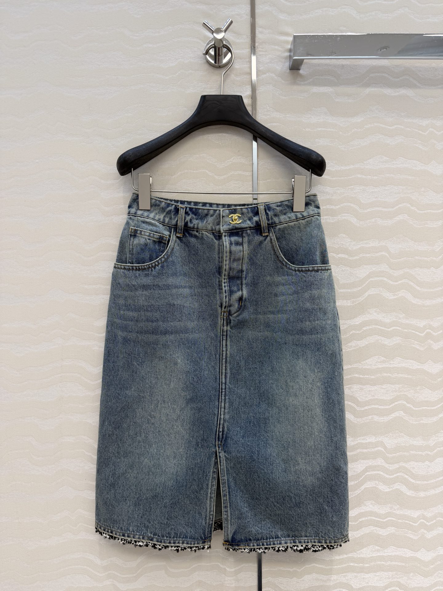 NO:780000,Original quality Coco girl outfit, 26p nostalgic washed denim denim skirt!  School bag buckle metal buckle. Braided tweed edge decoration, high-waisted version, super layering tool!  Customized enzyme washed denim fabric!  A must-have item for Bai Fumei. The classic version makes your upper body look slimmer!  High-weave organic cotton denim has a soft and delicate texture!  The nostalgic retro wash has a fashionable and high-end tone!  The quality of workmanship depends on the details. One color, 3 sizes. Size 36, waist 66, hip 90, skirt length 59., Chanel-clothing, chanel, skirts,19860909原单品质coco女孩穿搭,26p怀旧洗水丹宁牛仔半裙！书包扣金属扣.编织粗花呢包边装饰,高腰版型超级叠搭神器！定制酵素洗水牛仔面料！白富美必入单品.经典版型上身巨显瘦！高织数有机纯棉牛仔质感柔软细腻！怀旧复古洗水时髦又高级的调调！做工品质看细节.一色3码.36码腰围66,臀围90,裙长59.,香奈儿-服装,chanel,skirts,,Women's clothing
