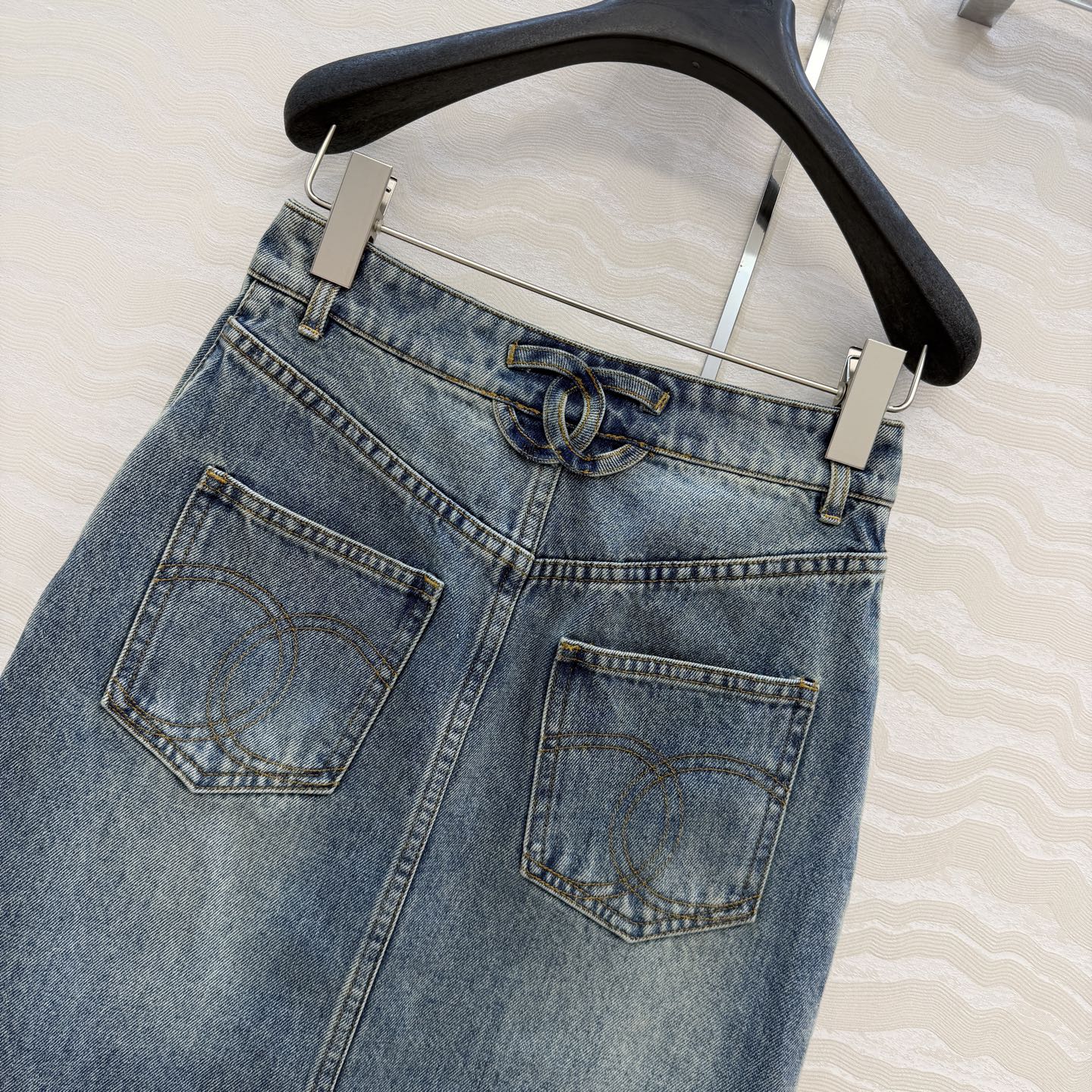 原单品质🍒coco女孩穿搭，26P怀旧洗水丹宁牛仔半裙！书包扣金属扣。编织粗花呢包边装饰，高腰版型超级叠