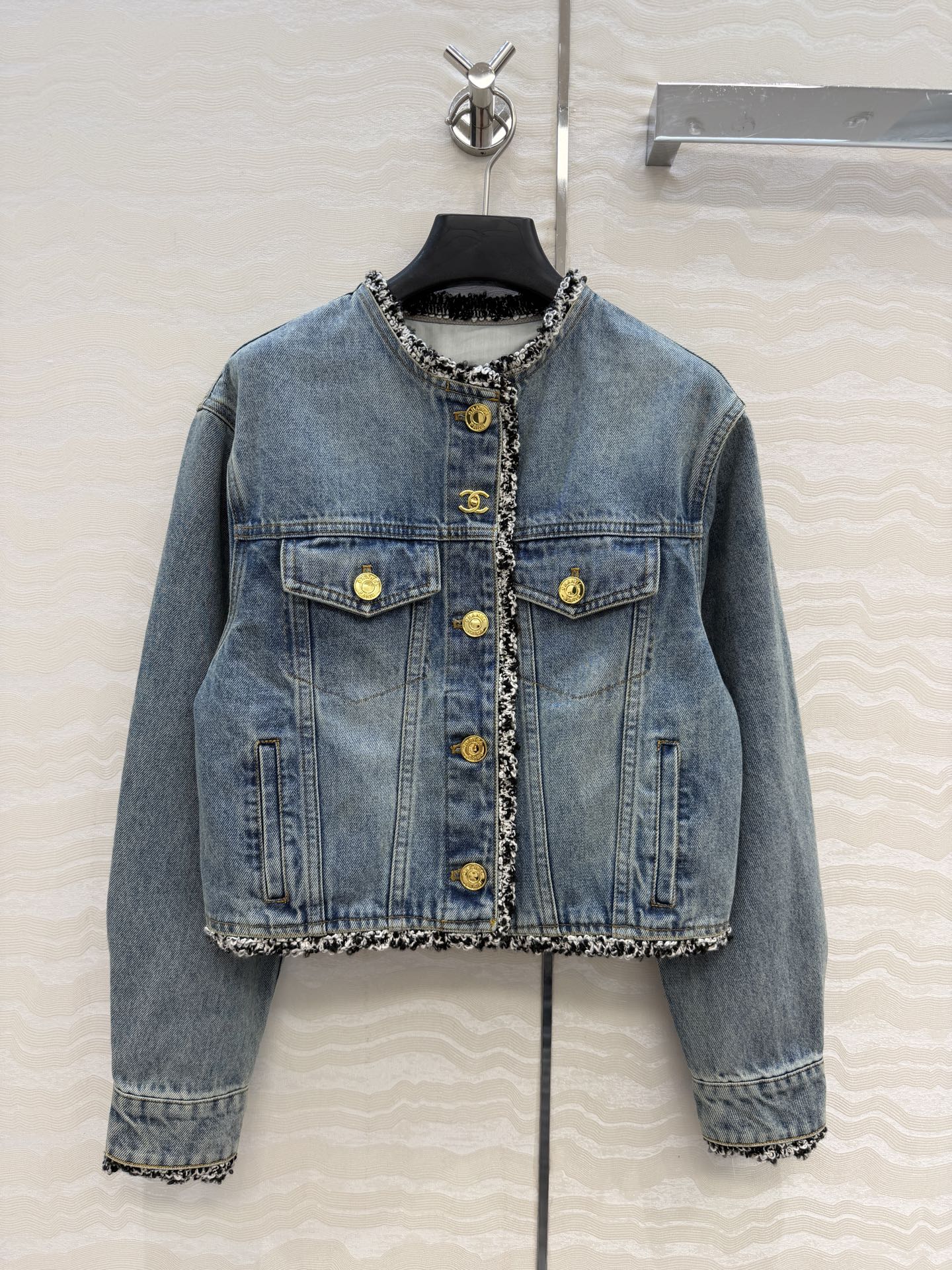NO:779997,Original quality coco girl outfit, 26p nostalgic washed denim denim jacket!  Braided tweed hemming decoration, classic short version is a super layering tool!  Customized enzyme washed denim fabric!  A must-have item for Bai Fumei. The shape makes the upper body look slimmer!  High-weave organic cotton denim has a soft and delicate texture!  The nostalgic retro wash has a fashionable and high-end tone!  The quality of workmanship depends on the details. One color, 3 sizes. Size 36, shoulder width 43, chest 90, length 48., Chanel - clothing, chanel, jackets & coats, jackets & coats,19860909原单品质coco女孩穿搭,26p怀旧洗水丹宁牛仔夹克外套！编织粗花呢包边装饰,经典短款版型超级叠搭神器！定制酵素洗水牛仔面料！白富美必入单品.版型上身巨显瘦！高织数有机纯棉牛仔质感柔软细腻！怀旧复古洗水时髦又高级的调调！做工品质看细节.一色3码.36码肩宽43,胸90,衣长48.,香奈儿-服装,chanel,jackets & coats,jackets & coats,,Women's clothing