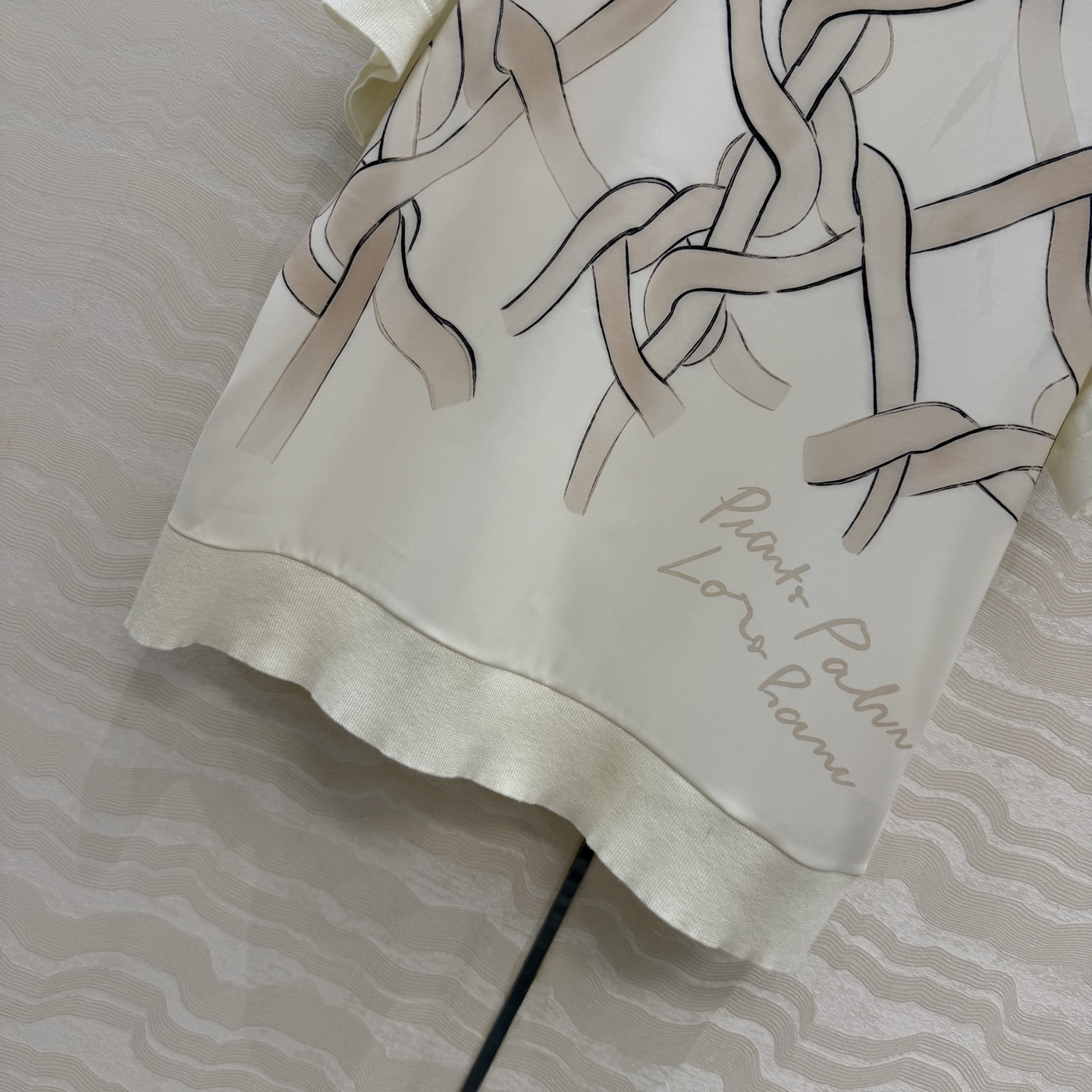 高端原单品质❤️lP🆕高智感老钱风穿搭！高级感印花拼接短袖毛衣。天丝印花拼接温柔极致优雅的调调，进口丝光