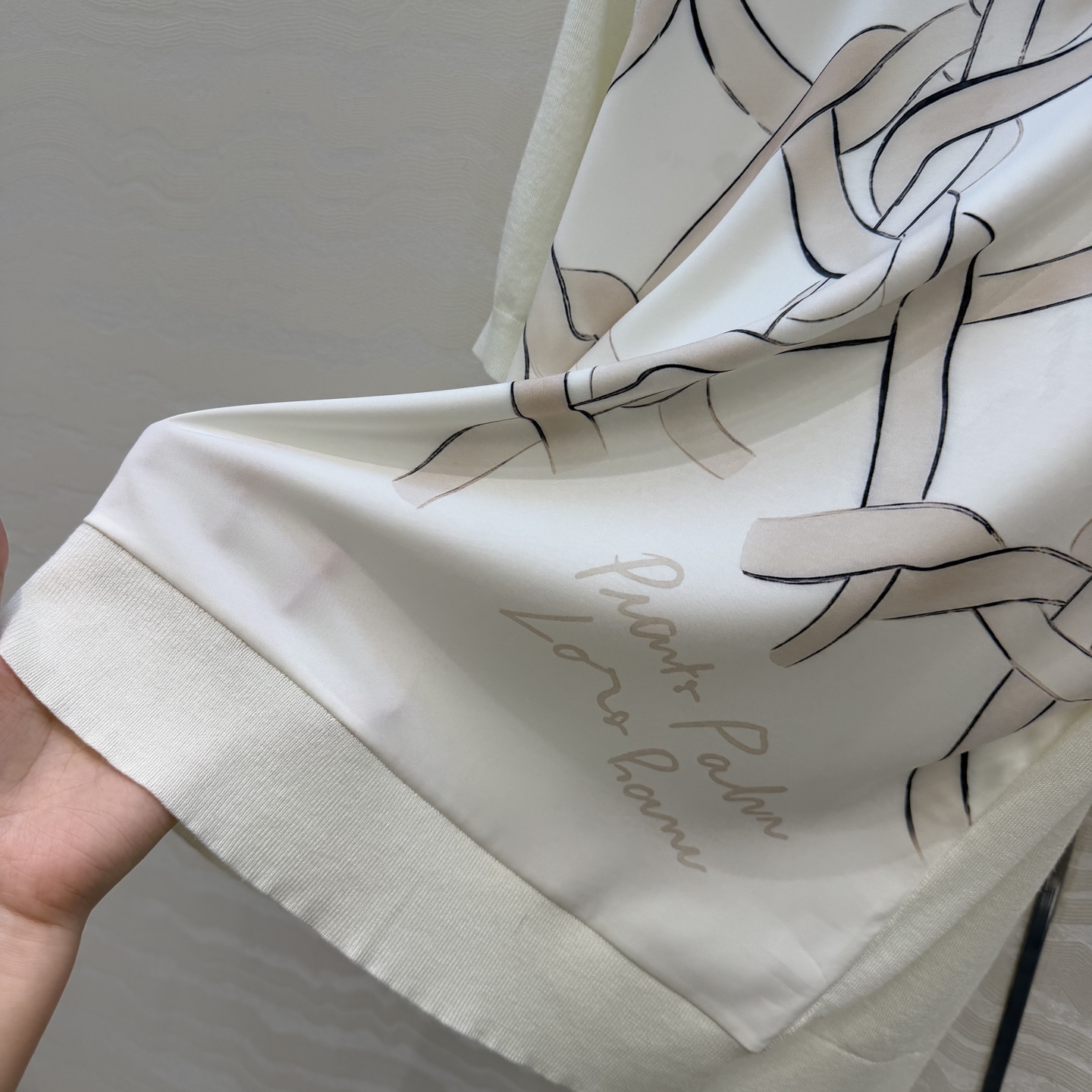 高端原单品质❤️lP🆕高智感老钱风穿搭！高级感印花拼接短袖毛衣。天丝印花拼接温柔极致优雅的调调，进口丝光