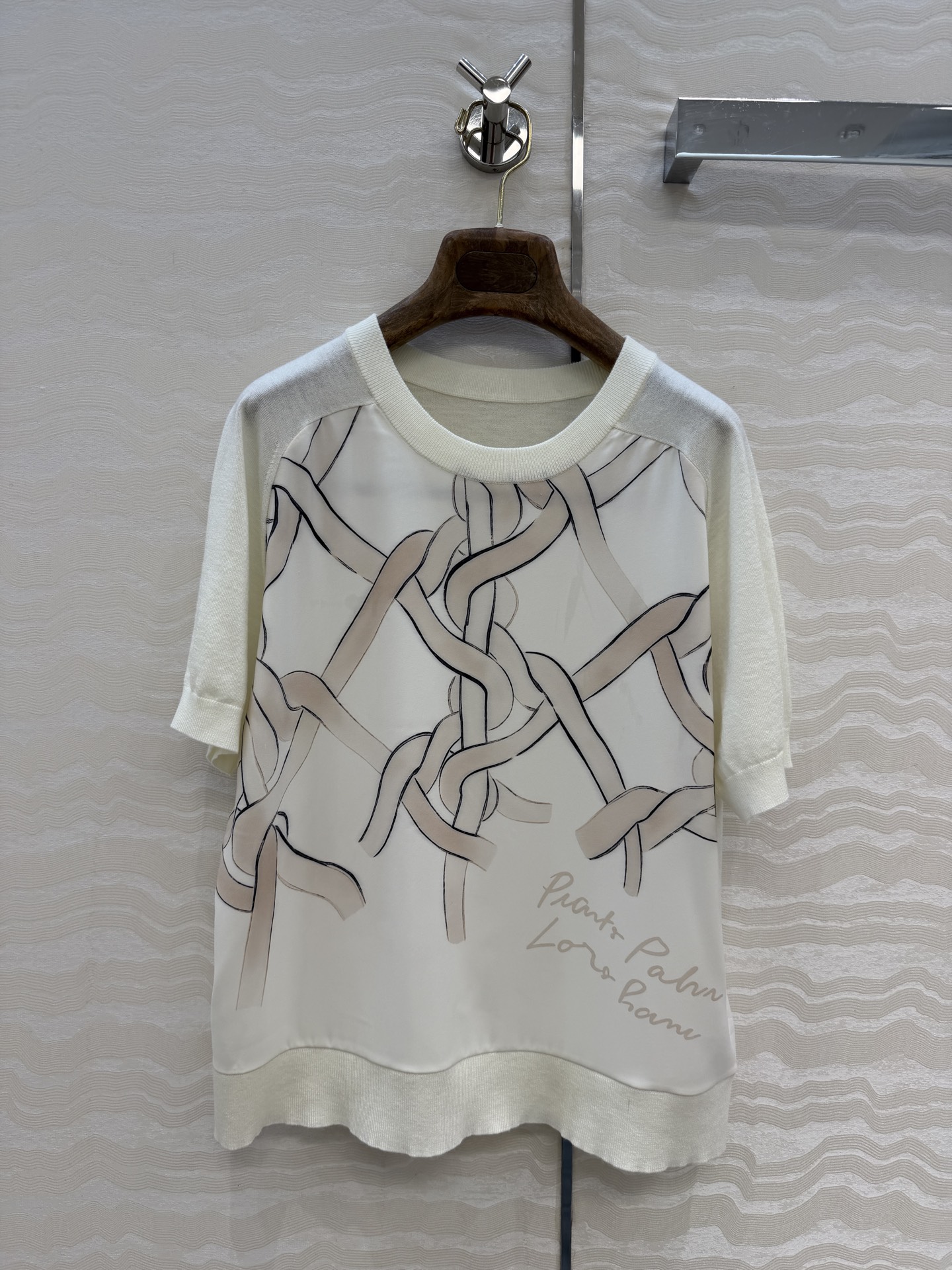NO:779996,High-end original quality LP high-end smart old money style outfit!  High-end printed splicing short-sleeved sweater. Tencel printed splicing has a gentle and elegant tone, and the imported mercerized wool yarn has a super delicate and soft texture!  A must-have item for the goddess of temperament. Available in sizes S-L in one color. Here comes the big list!  S size bust 94, length 57., women's clothing, loro piana, sweaters, T-shirt,19860909高端原单品质Lp高智感老钱风穿搭！高级感印花拼接短袖毛衣.天丝印花拼接温柔极致优雅的调调,进口丝光羊毛纱线质感超级细腻柔软！气质女神必入单品.一色S-L码.大单子甩过来！s码胸围94,衣长57.,女装,loro piana,sweaters,T-shirt,,Women's clothing