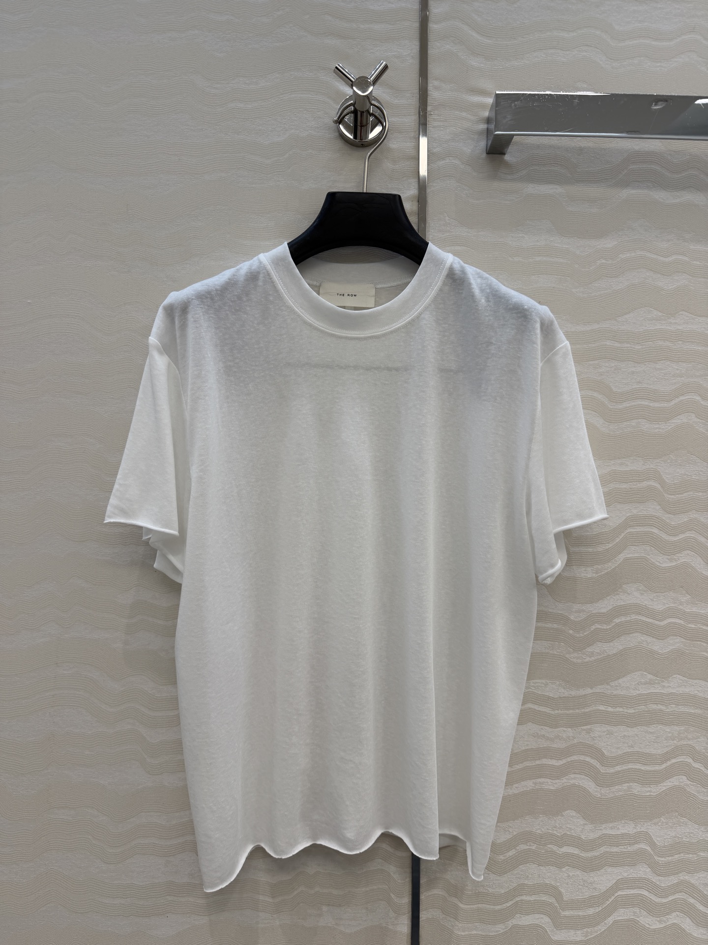NO:779999,Original quality Row style classic basic T-shirt. Long-term fashionable single product, classic round neck design and small flying sleeve T-shirt. One-piece three-dimensional tailoring seamless design creates Italian minimalist high-end feel. Imported high-end Lyocell Tencel wool fabric is delicate, soft and has a great texture!  The classic version is not picky!  It is highly recommended to reserve money for your own use. 4 colors and 3 codes are available for grabs now!  Size S, shoulder width 43, bust 92, length 58., women's clothing, tees, t-shirt,19860909原单品质Row风经典基础T.长期主义时髦精单品经典圆领设计小飞袖T恤.一片式立体剪裁无缝设计打造意式极简的高级感,进口高端莱塞尔天丝羊毛面料细腻柔性质感超赞！经典版型不挑人！强烈推荐自留款.4色3码 现货开抢！S码肩宽43胸围92,衣长58.,女装,tees，t-shirt,,Women's clothing