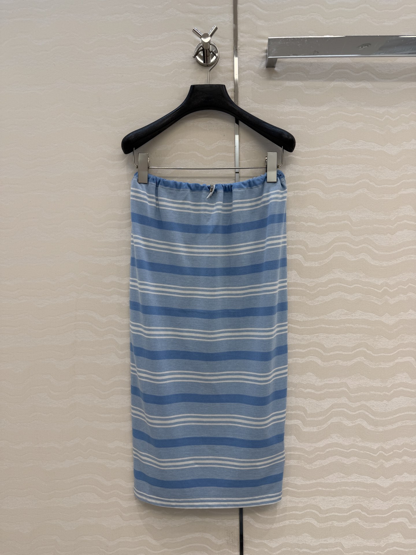 NO:779963,Recommended original high-quality PR and smart style outfits!  26s spring and summer new products are limited to the New Year!  Intelligentsia fashion style striped long skirt. Drawstring elastic waist is casual, age-reducing and fashionable!  The letter label logo is low-key and luxurious, and the classic version is versatile and easy to match. The upper body is beautiful and you don’t want it!  The workmanship quality depends on the details, one color comes in 3 sizes. S size: waist 72, skirt length 73., Prada-clothing, prada, skirts,19860909爆单推荐原单品质PR高智款穿搭！26s春夏新品新年限定！知识分子时髦风条纹长半裙.抽绳松紧腰休闲减龄又时髦！字母标签logo低调奢华,经典版型百搭不挑人上身美的不要不要的！做工品质看细节,一色3码.S码: 腰围72,裙长73.,普拉达-服装,prada,skirts,,Women's clothing