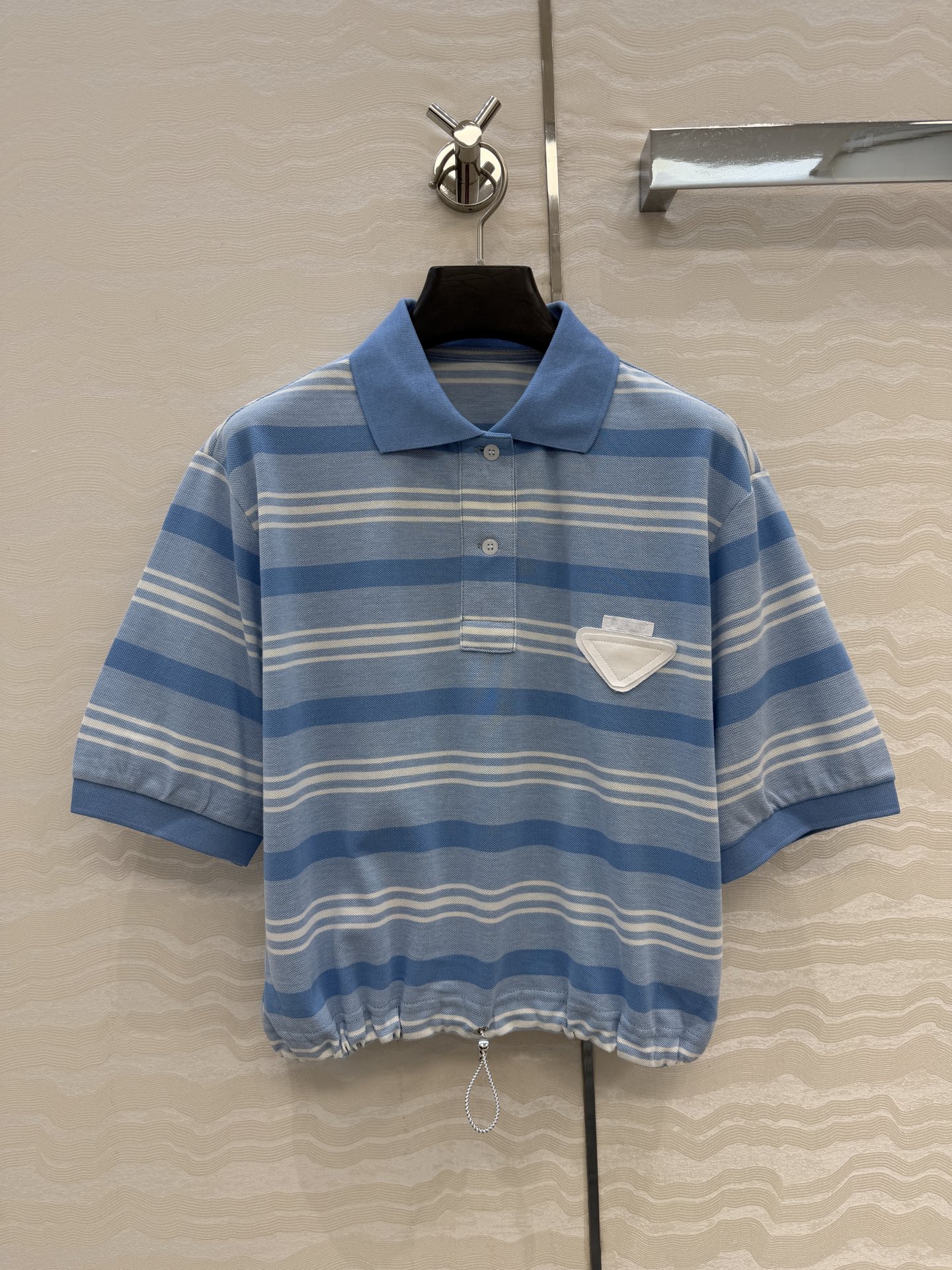 NO:779966,Recommended original high-quality PR and smart style outfits!  26s spring and summer new products are limited to the New Year!  Intellectual fashion style striped contrasting polo collar short-sleeved T-shirt. Casual, age-reducing and fashionable!  The letter label logo is low-key and luxurious, the imported pique cotton fabric has a comfortable and delicate texture, and the classic version is versatile and easy to match, so you can’t miss out on the beautiful upper body!  The quality of workmanship depends on the details, one color comes in 3 sizes. Size S, shoulder width 44, bust 96, length 50., Prada-clothing, prada, T-shirt, tees, t-shirt,19860909爆单推荐原单品质PR高智款穿搭！26s春夏新品新年限定！知识分子时髦风条纹撞色polo领短袖T恤.休闲减龄又时髦！字母标签logo低调奢华,进口珠地纯棉面料质感舒适细腻,经典版型百搭不挑人上身美的不要不要的！做工品质看细节,一色3码.S码,肩宽44,胸围96,衣长50.,普拉达-服装,prada,T-shirt,tees，t-shirt,,Women's clothing