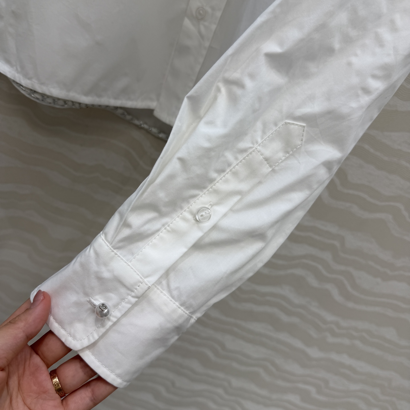 高端原单品质🤞Coco女孩法式珍珠扣衬衫！jennie同款一件难求的爆款！小心思全在看不见的地方。经典链
