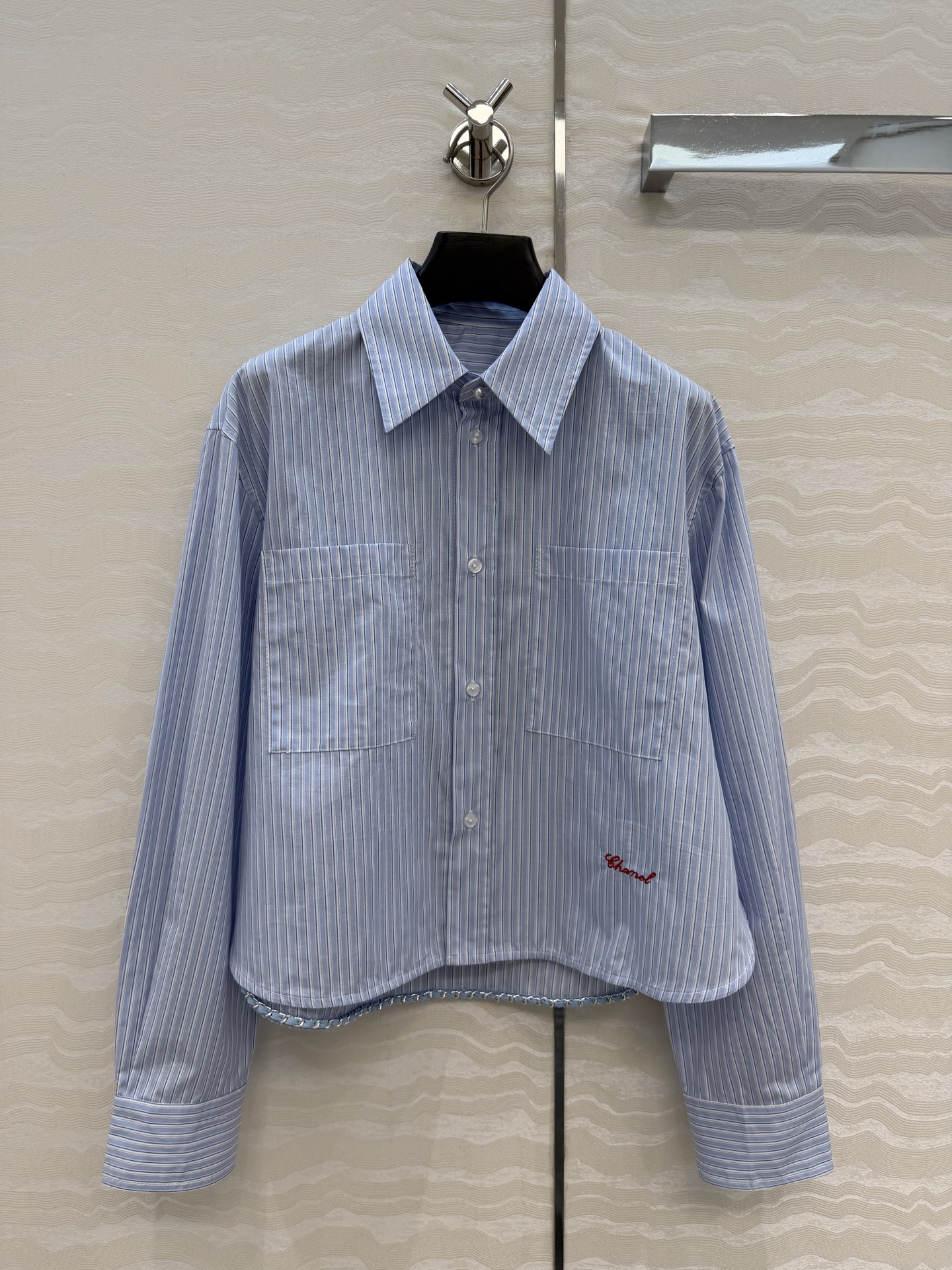 NO:779977,High-end original quality Coco girl's French pearl button shirt!  Jennie’s same style is a hard-to-find hit!  All the care is in invisible places. Classic chain webbing edge design!  Imported poplin cotton fabric is light, comfortable and has a great texture!  Decorated with red label embroidery and pearl buttons, it is a perfect example of age-reducing girlish style!  The small and short version is versatile and easy to match. White, rich and beautiful must-have high-end fashionable and versatile items!  Highly recommended for self-retention!  Perfect workmanship and quality details are in place. Two colors are available in 3 sizes. Size 36: shoulder width 47, bust 106, length 53., Chanel - clothing, chanel, shirts,19860909高端原单品质Coco女孩法式珍珠扣衬衫！jennie同款一件难求的爆款！小心思全在看不见的地方.经典链条织带边设计！进口府绸棉面料轻盈舒适质感超赞！红标刺绣珍珠扣装饰,减龄少女风绝绝子！小短款版型百搭不挑人,白富美必入高级时髦百搭单品！强烈推荐自留款！完美做工品质细节全面到位.现货两色3码.36码:肩宽47,胸围106,衣长53.,香奈儿-服装,chanel,shirts,,Women's clothing