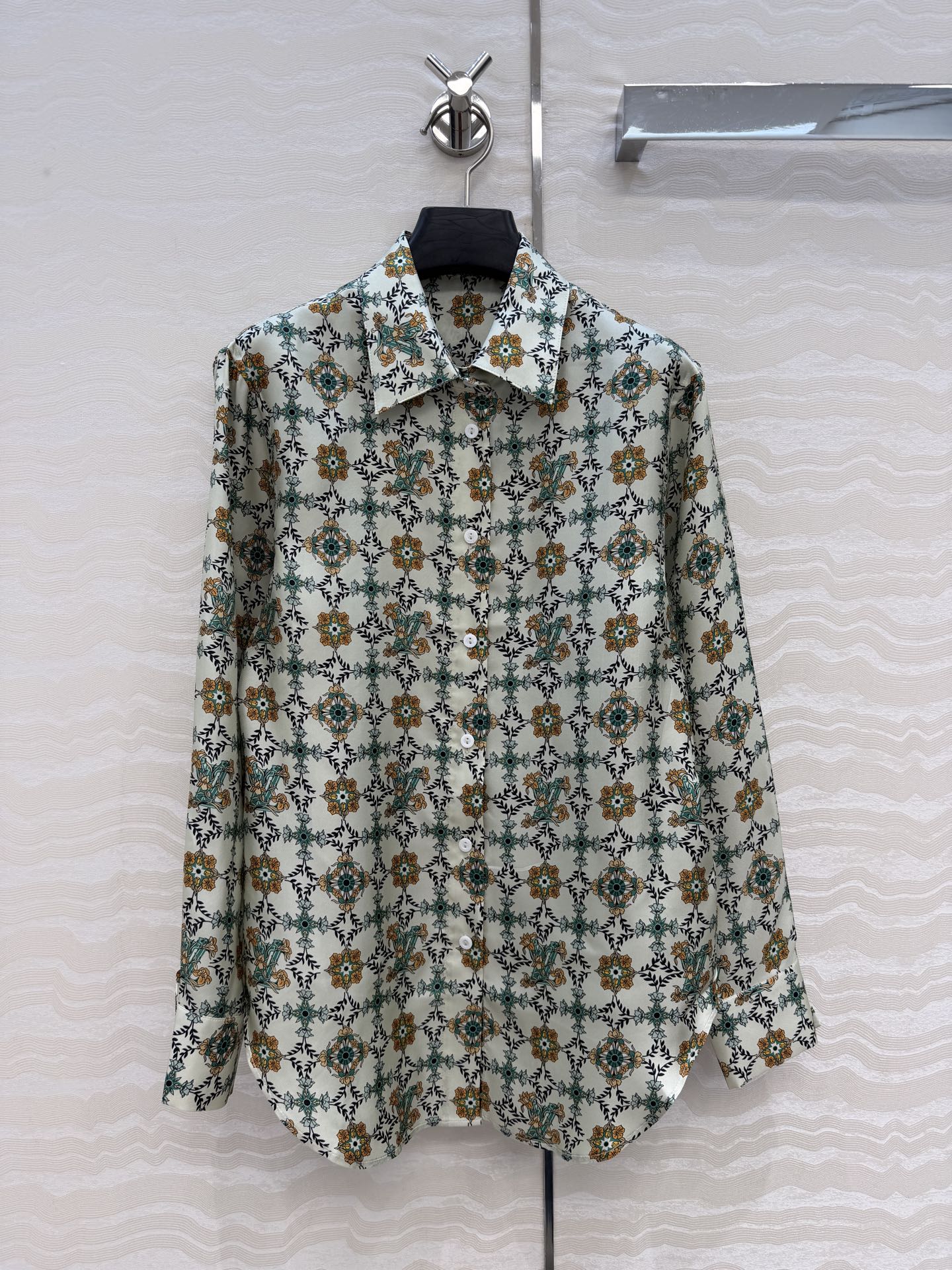 NO:779039,Exclusive first release of original quality 26 spring and summer new product MONOGRAM flower printed silk shirt!  Silk twill, unflattering H-shaped upper body, the perfect way to reduce age!  Classic, fashionable and high-end!  A must-have artifact for Bai Fumei!  It looks good when worn alone or with outerwear. Highly recommended to keep it for yourself!  The quality of workmanship depends on the details. One color S.M.LXL size.M size. Shoulder width 40, bust 94, length 70,. Louis Vuitton-clothing, louis vuitton, shirts, real silk,19860909独家首发原单品质26春夏新品MONOGRAM花印花真丝衬衫！真丝斜纹绸,不挑人H版型上身减龄绝绝子！经典时髦又高级！白富美必备神器！单穿外搭都好看.强烈推荐自留款！做工品质看细节.一色S.M.LXL码.M码.肩宽40,胸围94,衣长70,.,路易威登-服装,louis vuitton,shirts,real silk,,Women's clothing