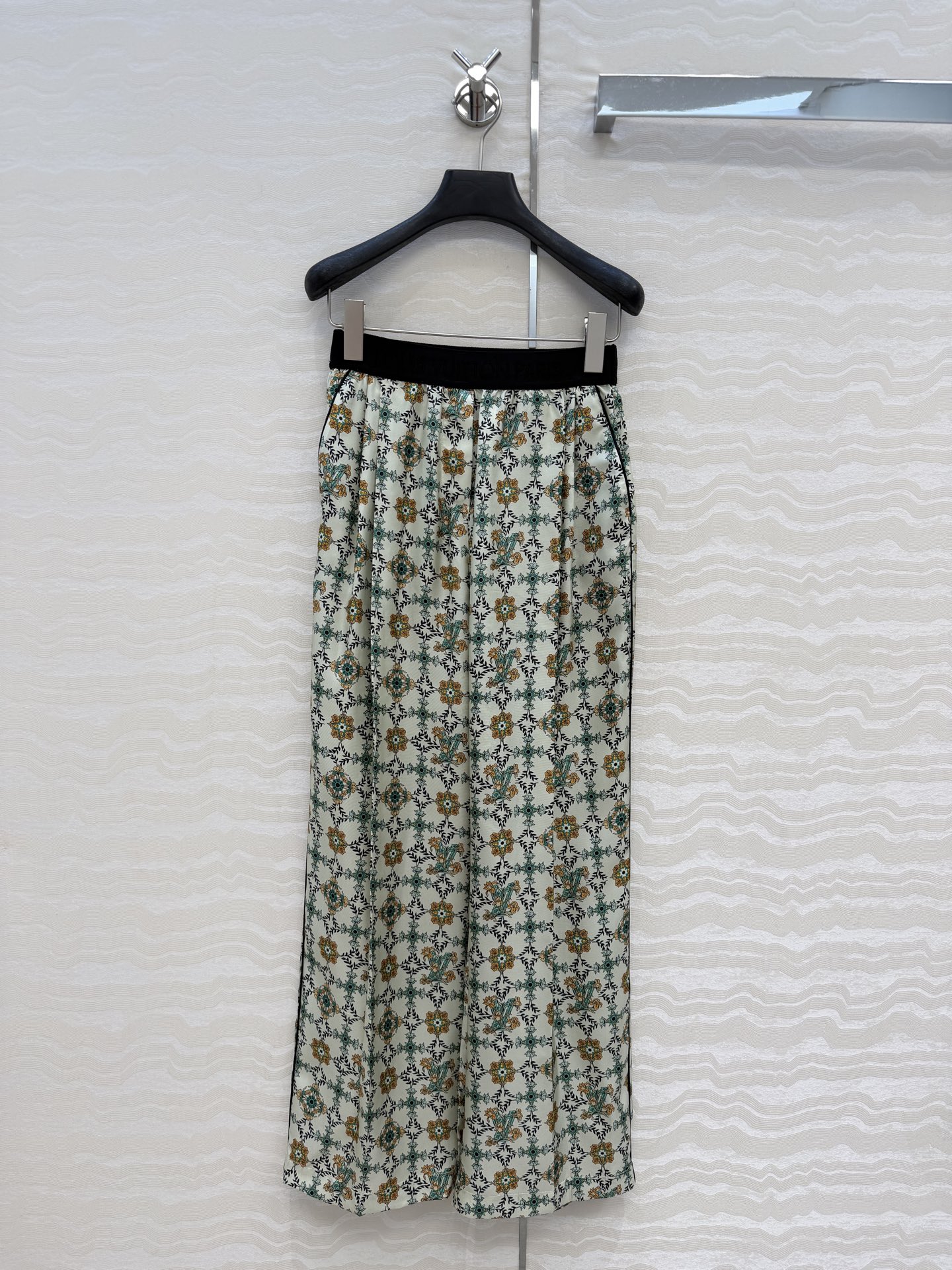 NO:779043,Exclusive first release of original quality, 26 spring and summer new product MONOGRAM flower printed silk trousers!  Silk twill, custom jacquard logo elastic waistband splicing, pleated straight-leg pants design, casual and casual temperament that doesn't pick on the upper body, workmanship quality depends on the details. One color S.M.L.19860909独家首发原单品质,26春夏新品MONOGRAM花印花真丝长裤！真丝斜纹绸,定制提花logo橡筋腰头拼接 褶裥直筒裤版型设计,不挑人上身休闲随性气质,做工品质看细节.一色S.M.L.XL码.M码,腰围66,臀围106,裤长100..,路易威登-服装,louis vuitton,real silk,,Women's clothing