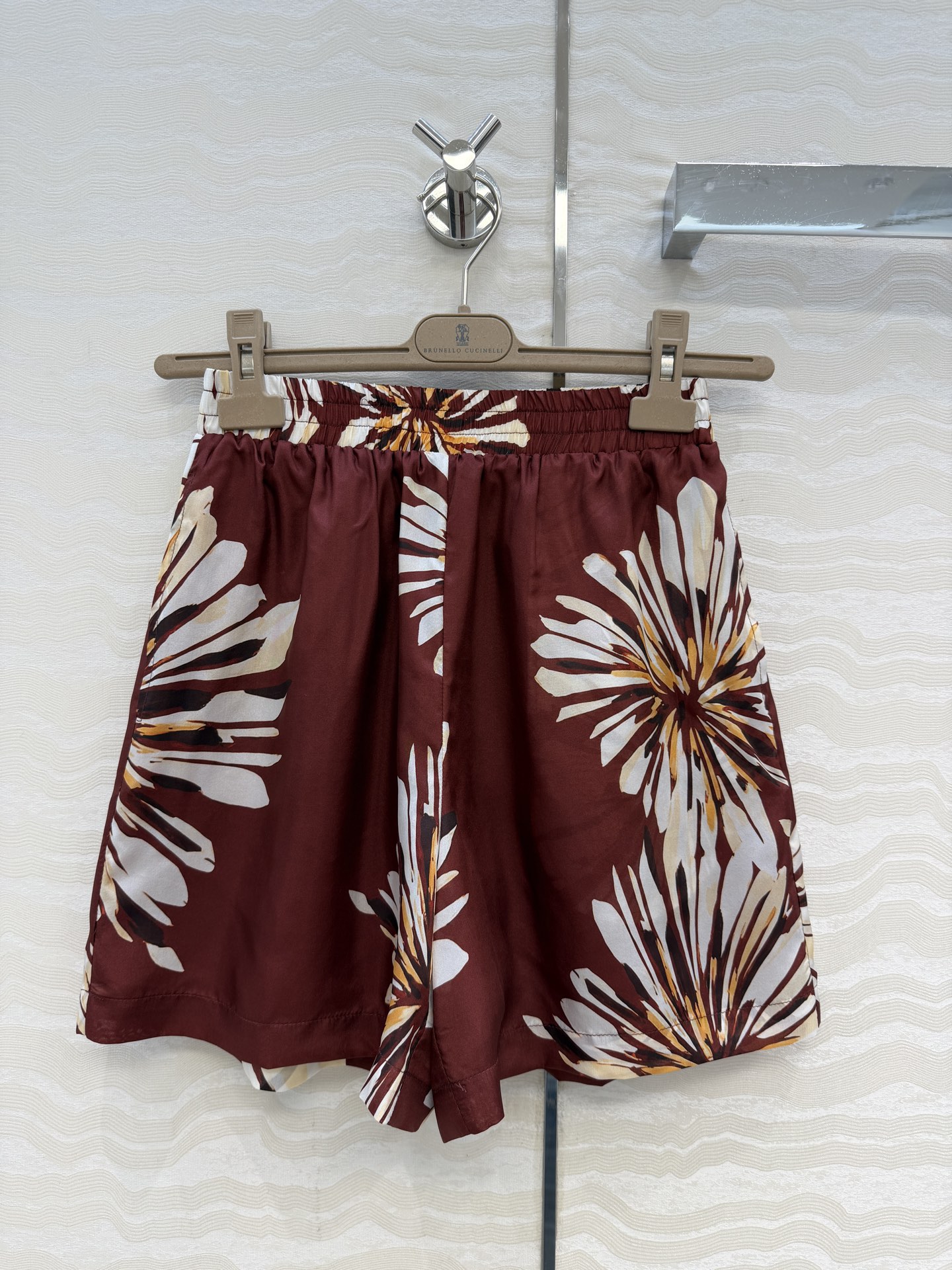 NO:779908,High-end original quality, BC old money style outfit!  Bai Fumei's must-have holiday style silk shorts. Elegant and irregular blooming flower prints. Imported mulberry silk fabric, light and elegant texture, breathable and comfortable. Oriental aesthetics and artistic tones, romantic summer upper body, perfect for reducing age!  The classic silhouette is fashionable and high-end!  Bai Fumei’s must-have artifacts are versatile and easy to match. Highly recommended for self-reservation!  The workmanship quality depends on the details. Two colors and three sizes. S size waist 64, hip 102, pants length 41., women's clothing, shorts, real silk,19860909高端原单品质,BC老钱风穿搭！白富美必入度假风真丝短裤.优雅不规则绽放的花印花.进口桑蚕丝面料,质感轻盈飘逸透气舒适.东方美学艺术色调浪漫夏日上身减龄绝绝子！经典版型时髦又高级！白富美必备神器百搭不挑人.强烈推荐自留款！做工品质看细节.两色三码.S码腰围64,臀围102,裤长41.,女装,shorts,real silk,,Women's clothing