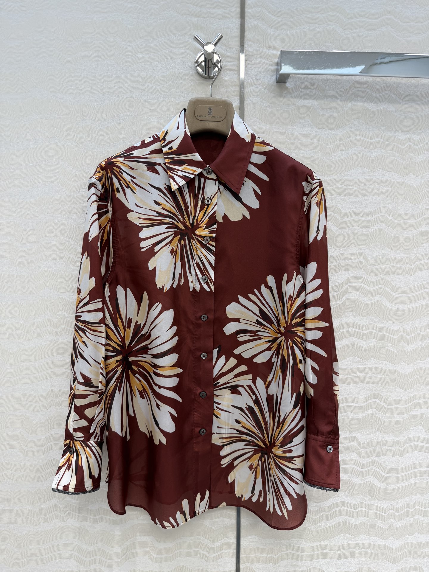 NO:779920,High-end original quality, BC old money style outfit!  Bai Fumei's must-have holiday style silk shirt. It has a small lapel, a loose fit, an elegant and irregular blooming flower print. Imported mulberry silk fabric, with a light, elegant texture, breathable and comfortable. The copper chain on the cuff is decorated with oriental aesthetics and artistic tones, which are romantic in summer and will make your upper body look younger!  The classic silhouette is fashionable and high-end!  Bai Fumei’s must-have artifacts are versatile and easy to match. Highly recommended for self-reservation!  The quality of workmanship depends on the details. Two colors and three sizes. The shoulder width of size S is 45, the bust is 102, and the length is 70. Women's clothing, shirts, real silk,19860909高端原单品质,BC老钱风穿搭！白富美必入度假风真丝衬衫.气质小翻领宽松版型优雅不规则绽放的花印花.进口桑蚕丝面料,质感轻盈飘逸透气舒适.袖口铜链装饰东方美学艺术色调浪漫夏日上身减龄绝绝子！经典版型时髦又高级！白富美必备神器百搭不挑人.强烈推荐自留款！做工品质看细节.两色三码.S码肩宽45,胸围102,衣长70.,女装,shirts,real silk,,Women's clothing